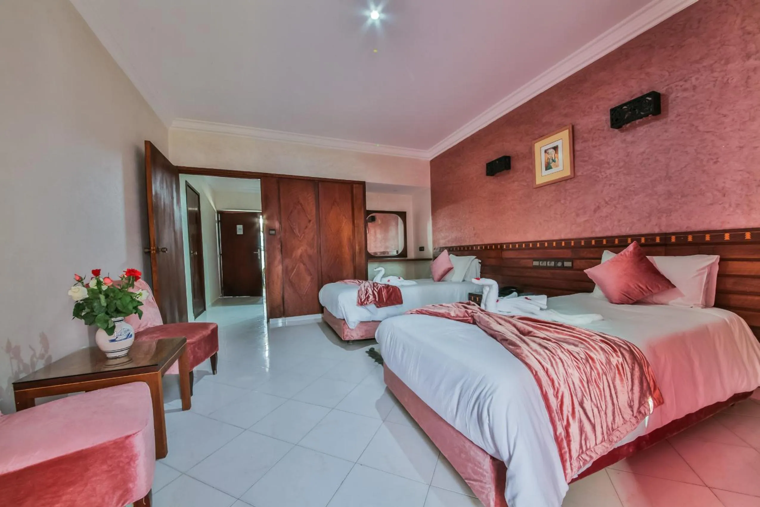 Photo of the whole room, Bed in Hôtel Des Iles