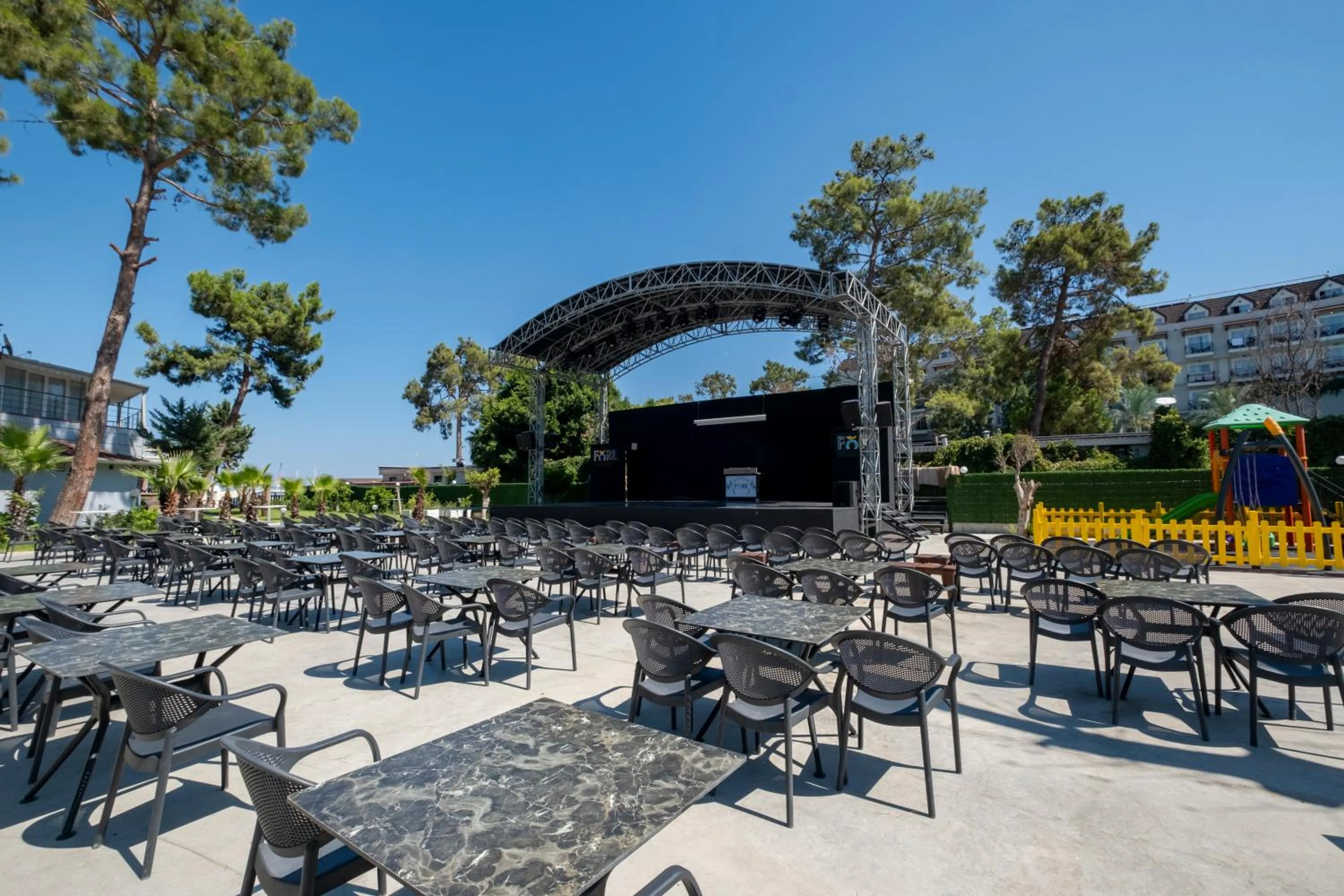 Evening entertainment in FORE RESORT & SPA