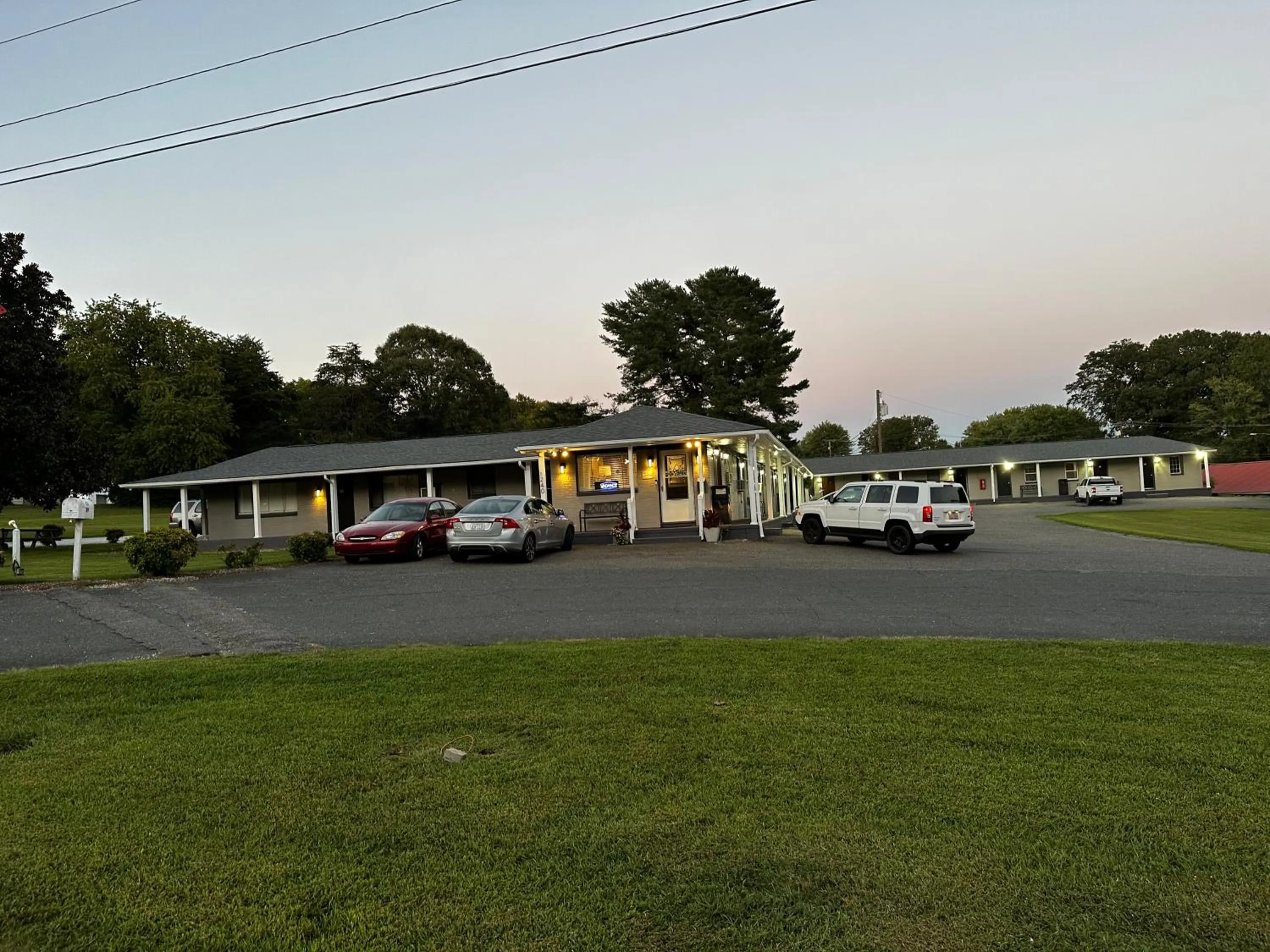 Property building in Bea's Parkway Inn