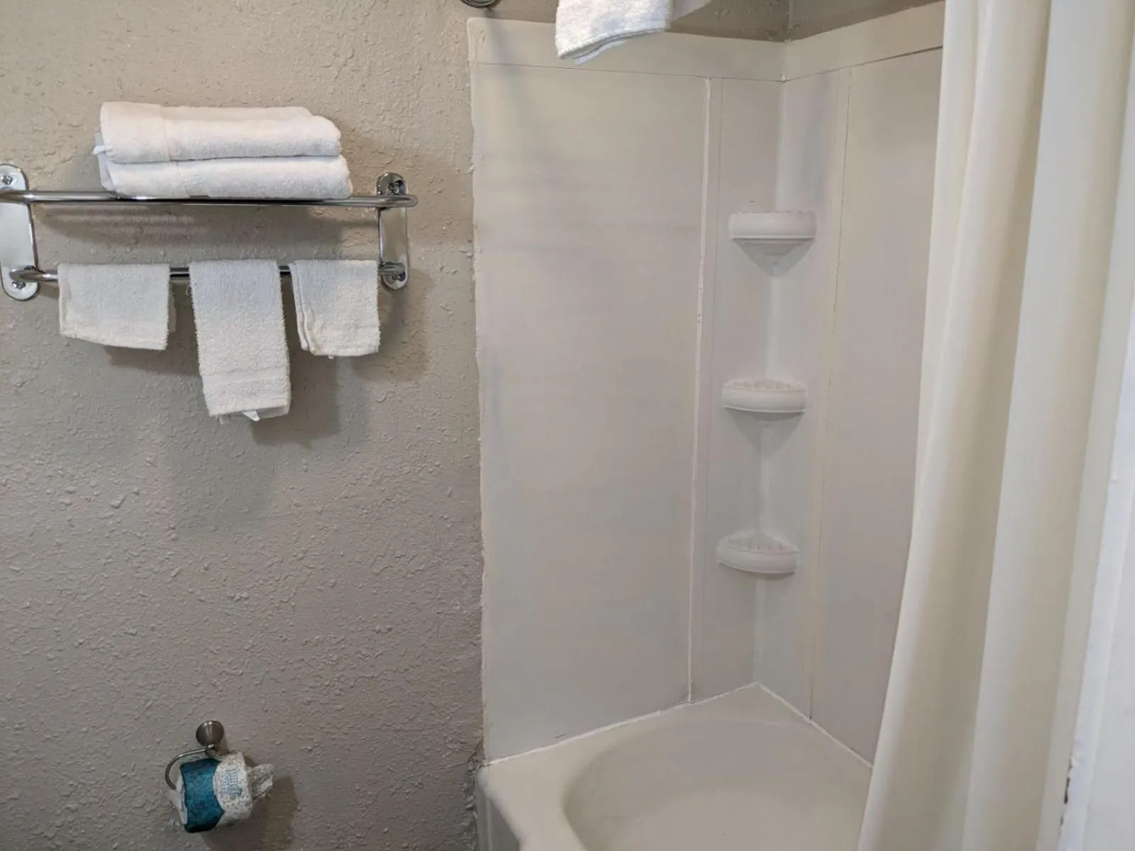 Bathroom in Bea's Parkway Inn