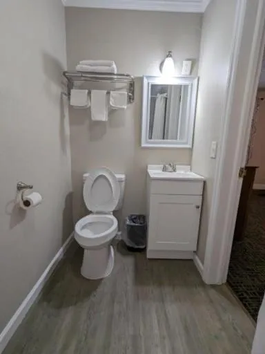 Bathroom in Bea's Parkway Inn