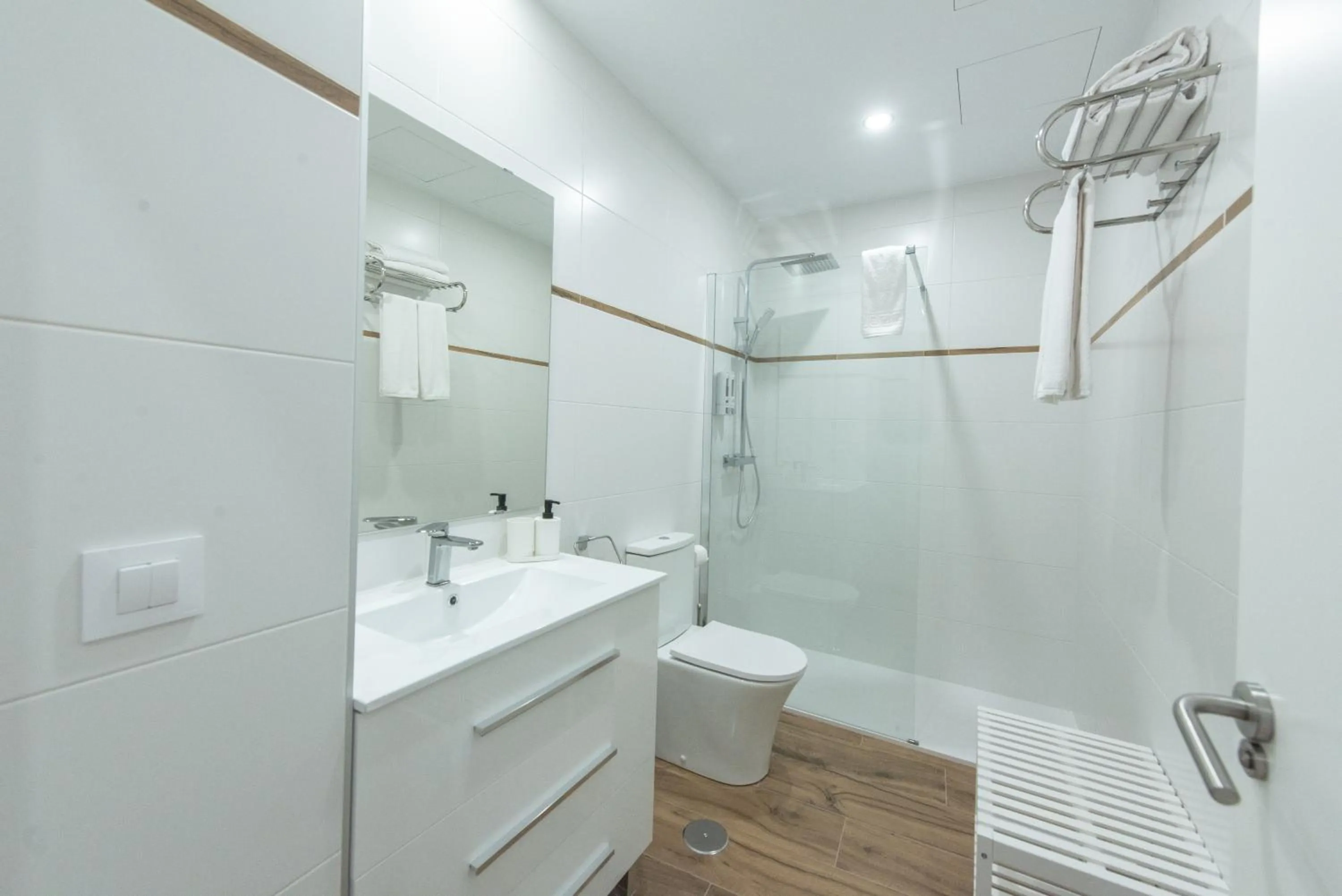 Bathroom in Apartamentos Santa María 15