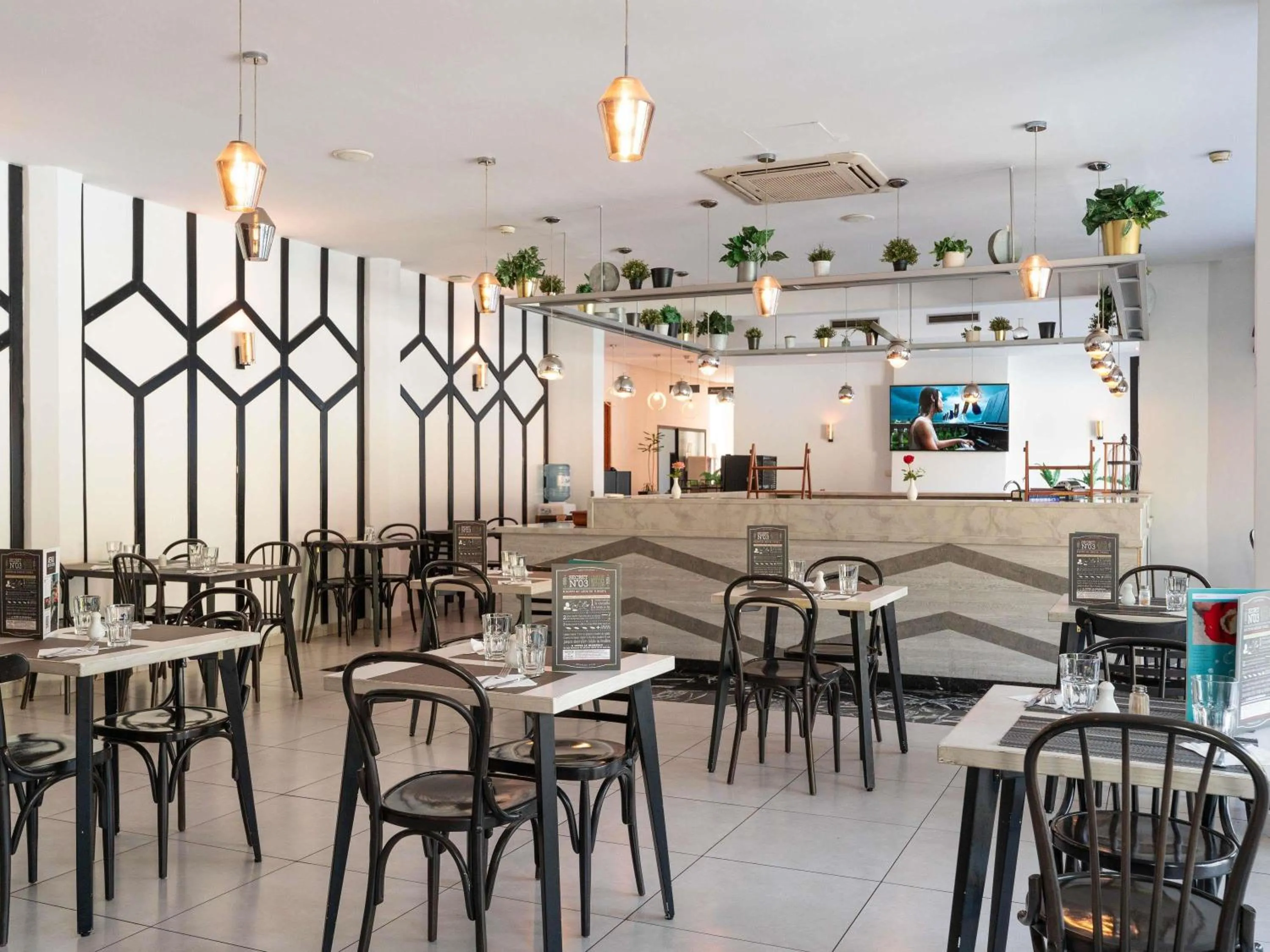 Restaurant/places to eat in Ibis Meknès