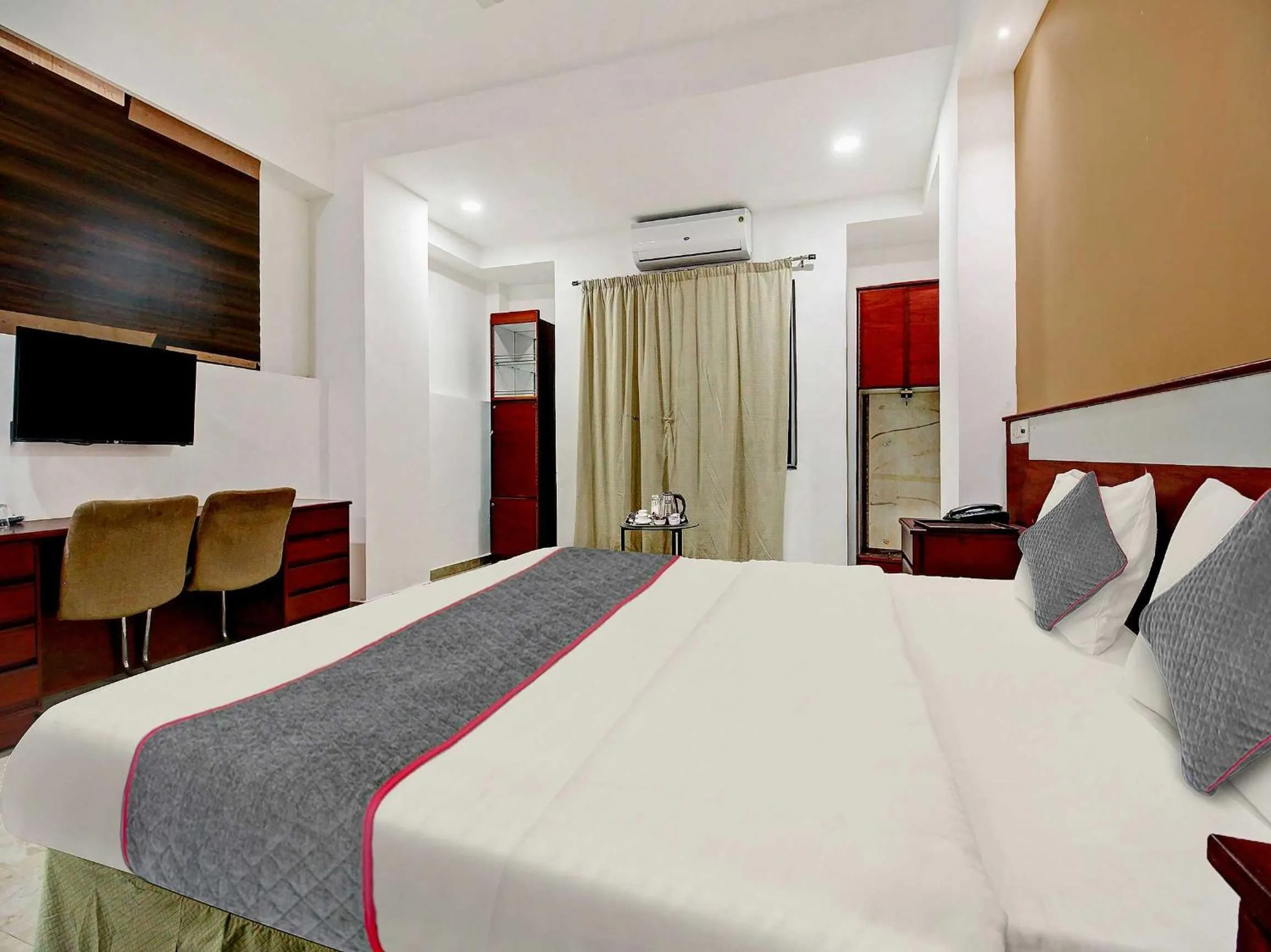 Bedroom, Bed in Palette - Hotel Saket Greens
