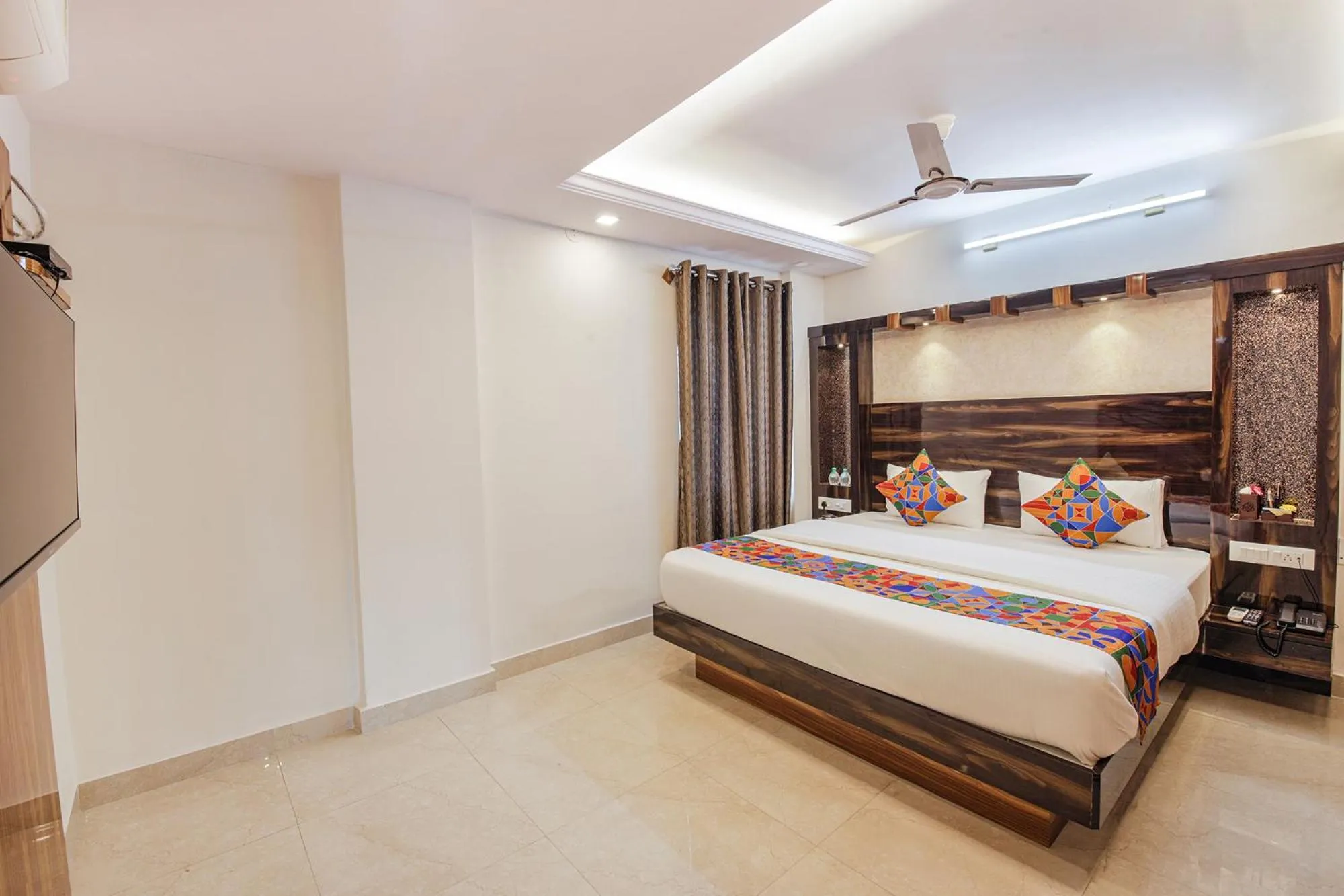 Bed in Hotel SG5 Inn Suites