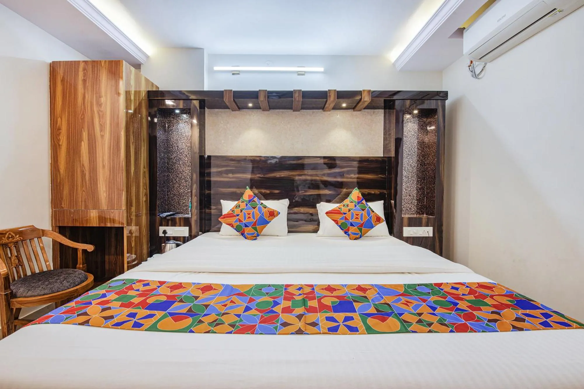 Bed in Hotel SG5 Inn Suites