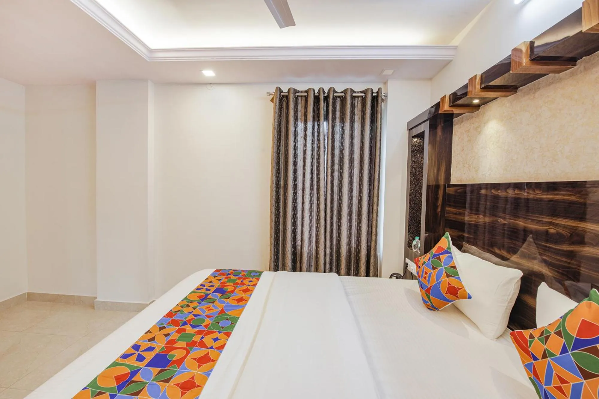 Bed in Hotel SG5 Inn Suites