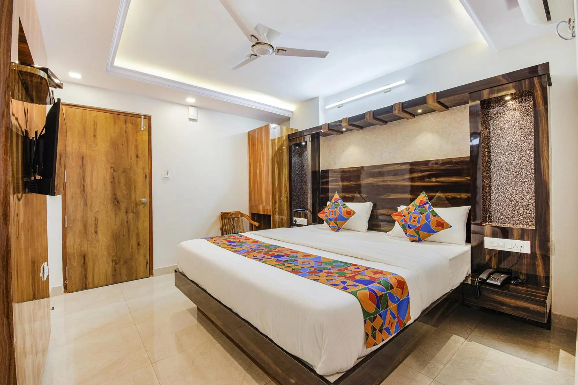 Bed in Hotel SG5 Inn Suites