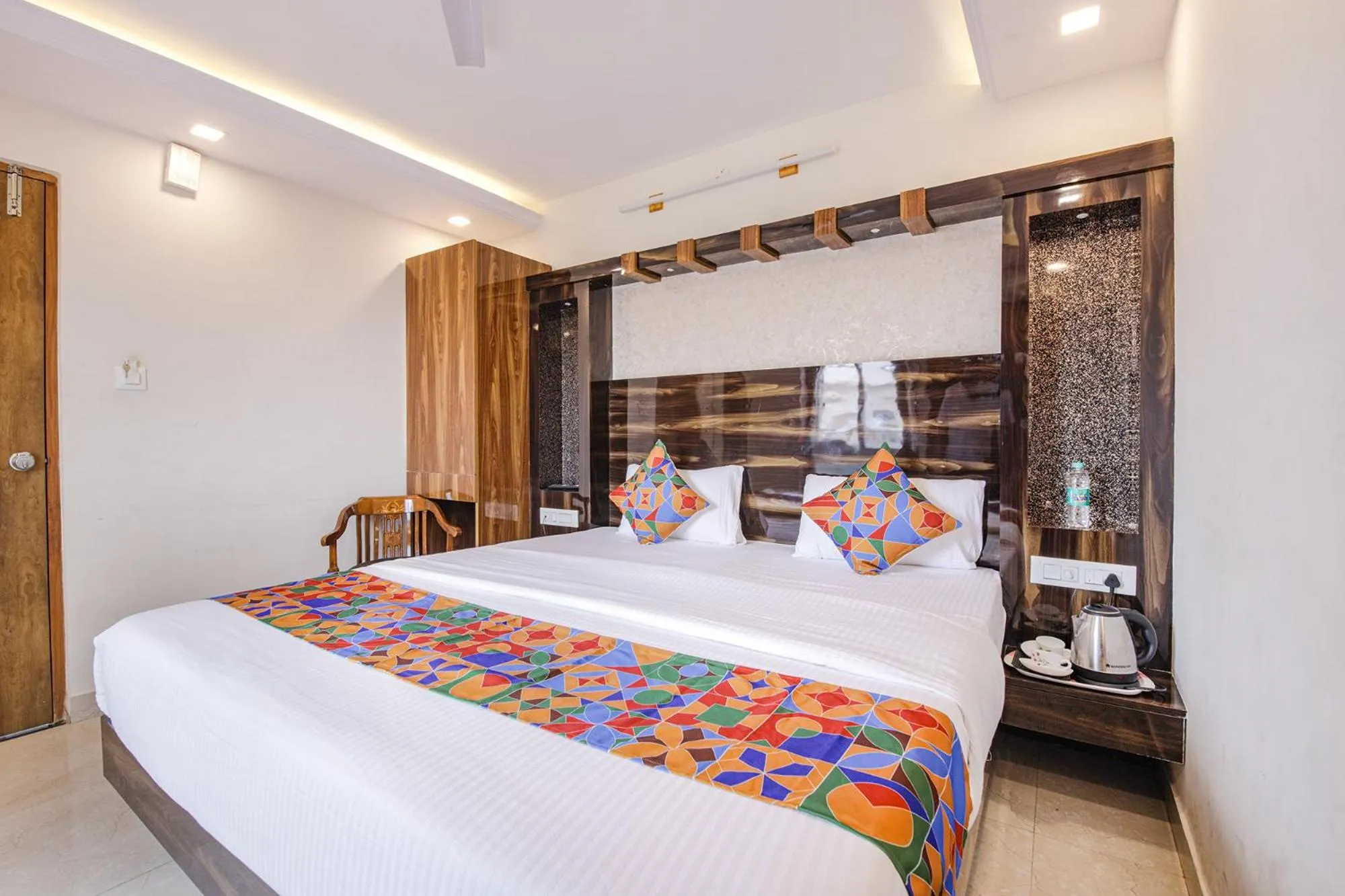 Bed in Hotel SG5 Inn Suites