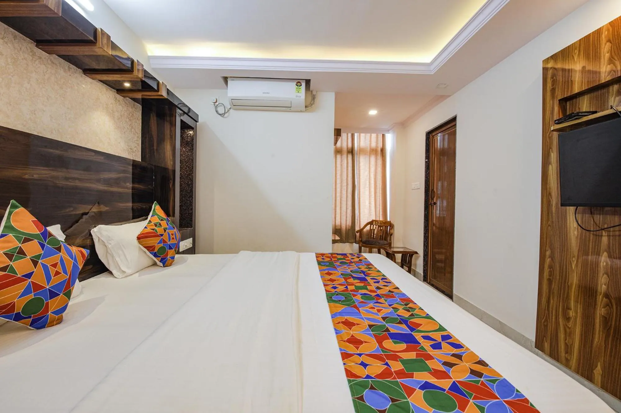 Bed in Hotel SG5 Inn Suites