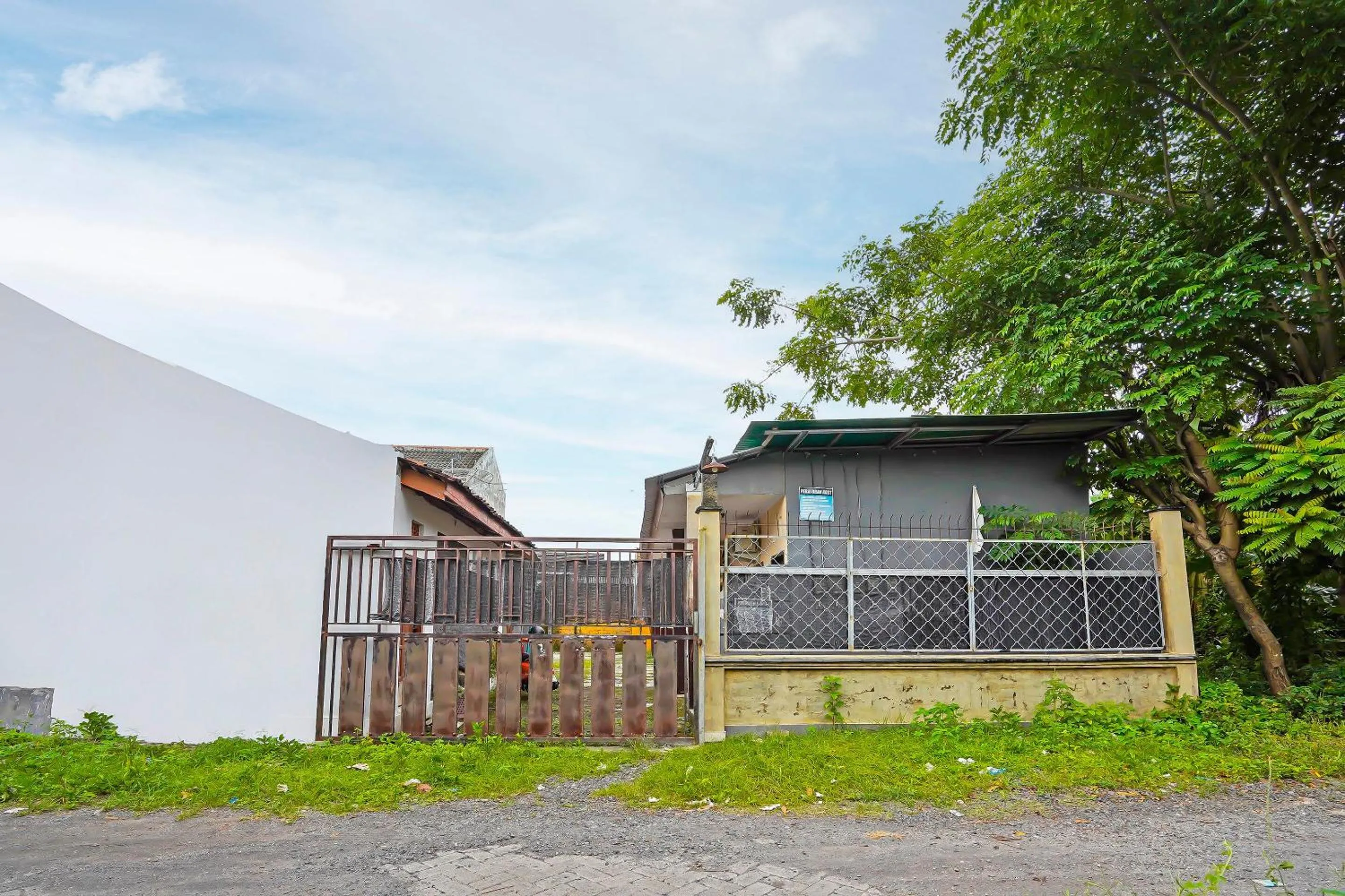 Facade/entrance in SPOT ON 92475 Rc Homestay Syariah