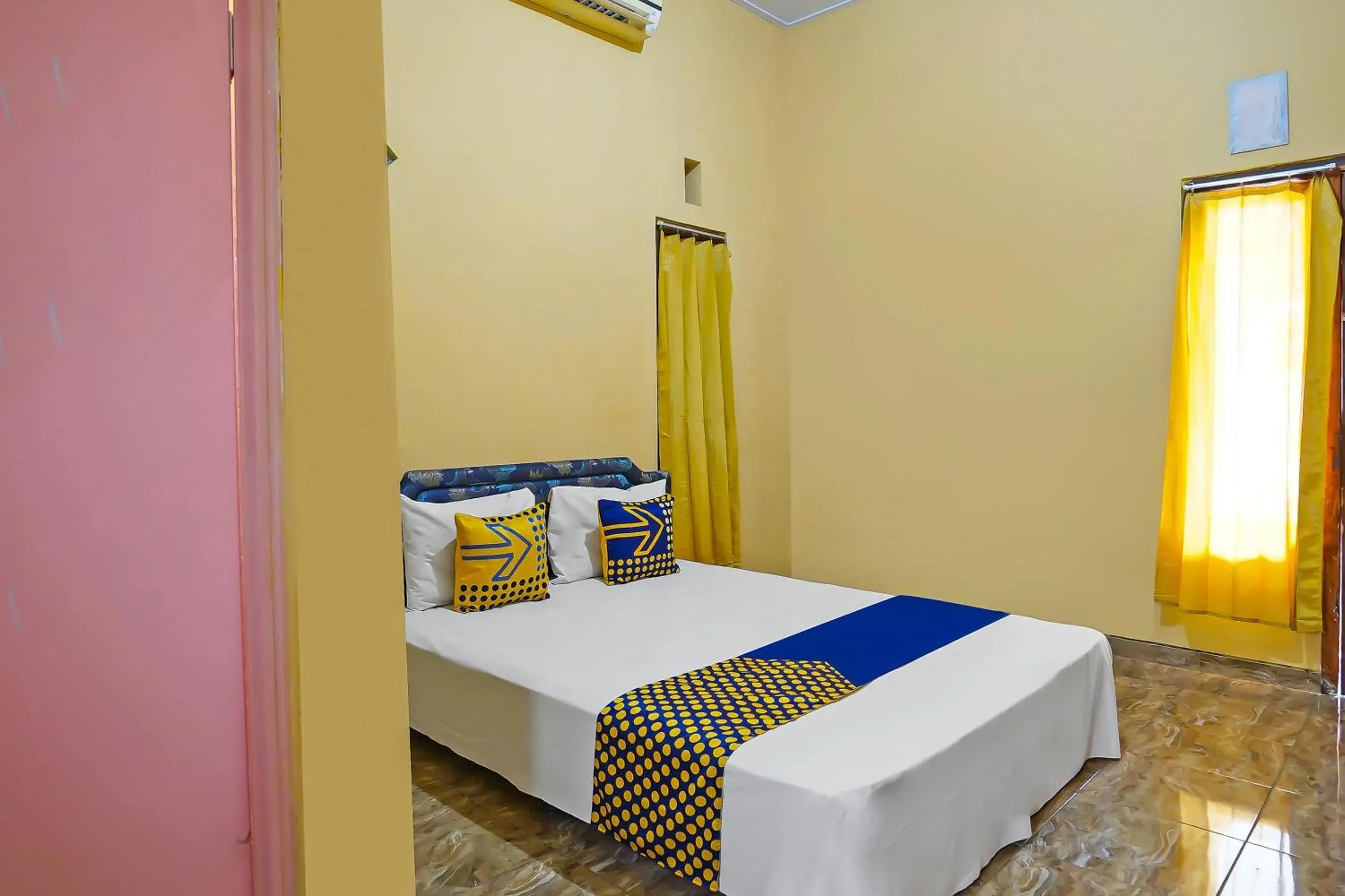 Budget Double Room in Hotel O Sobat Ijen Traveller Homestay Budget Double Room in Hotel O Sobat Ijen Traveller Homestay