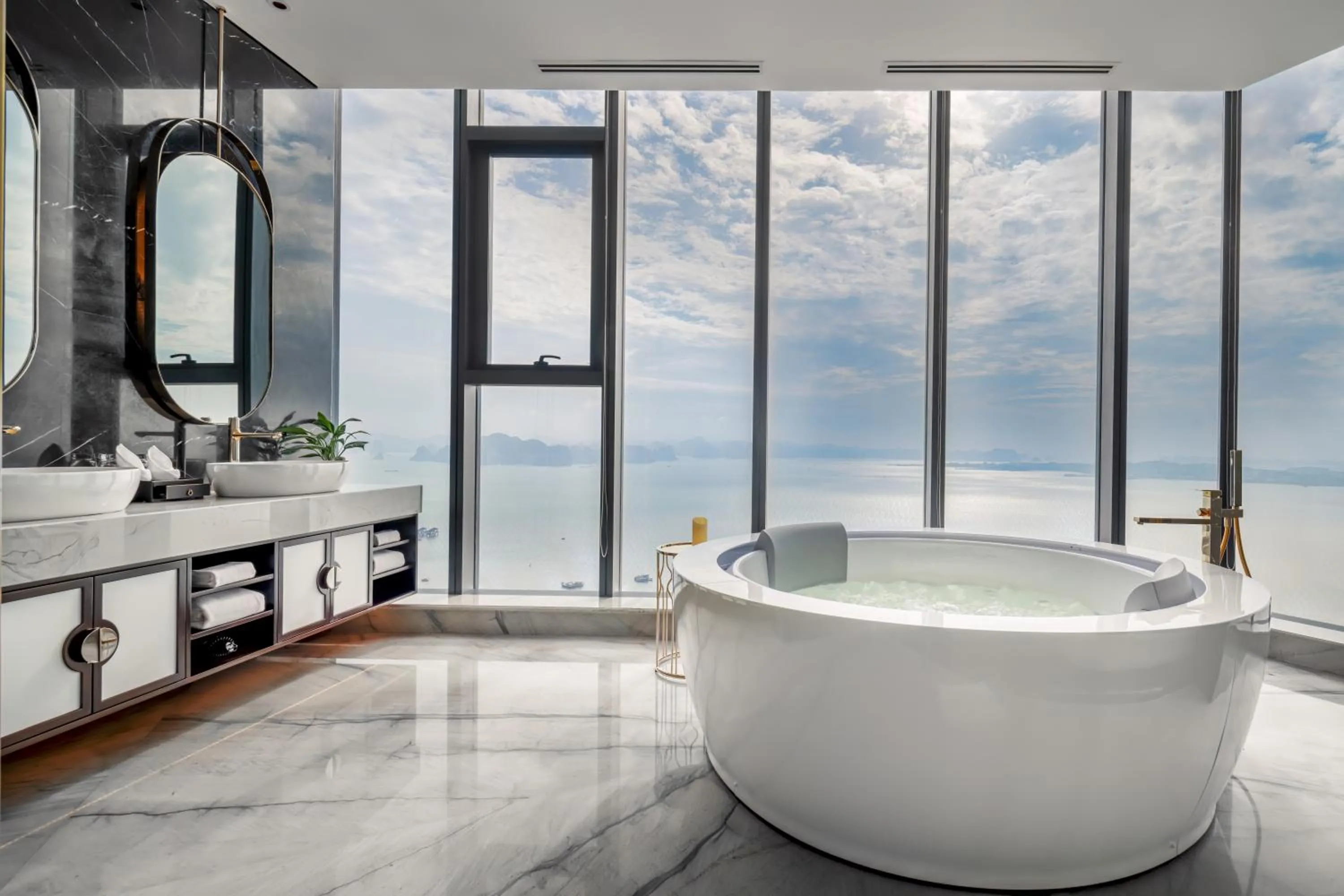 Shower in Sea Stars Hotel Ha Long