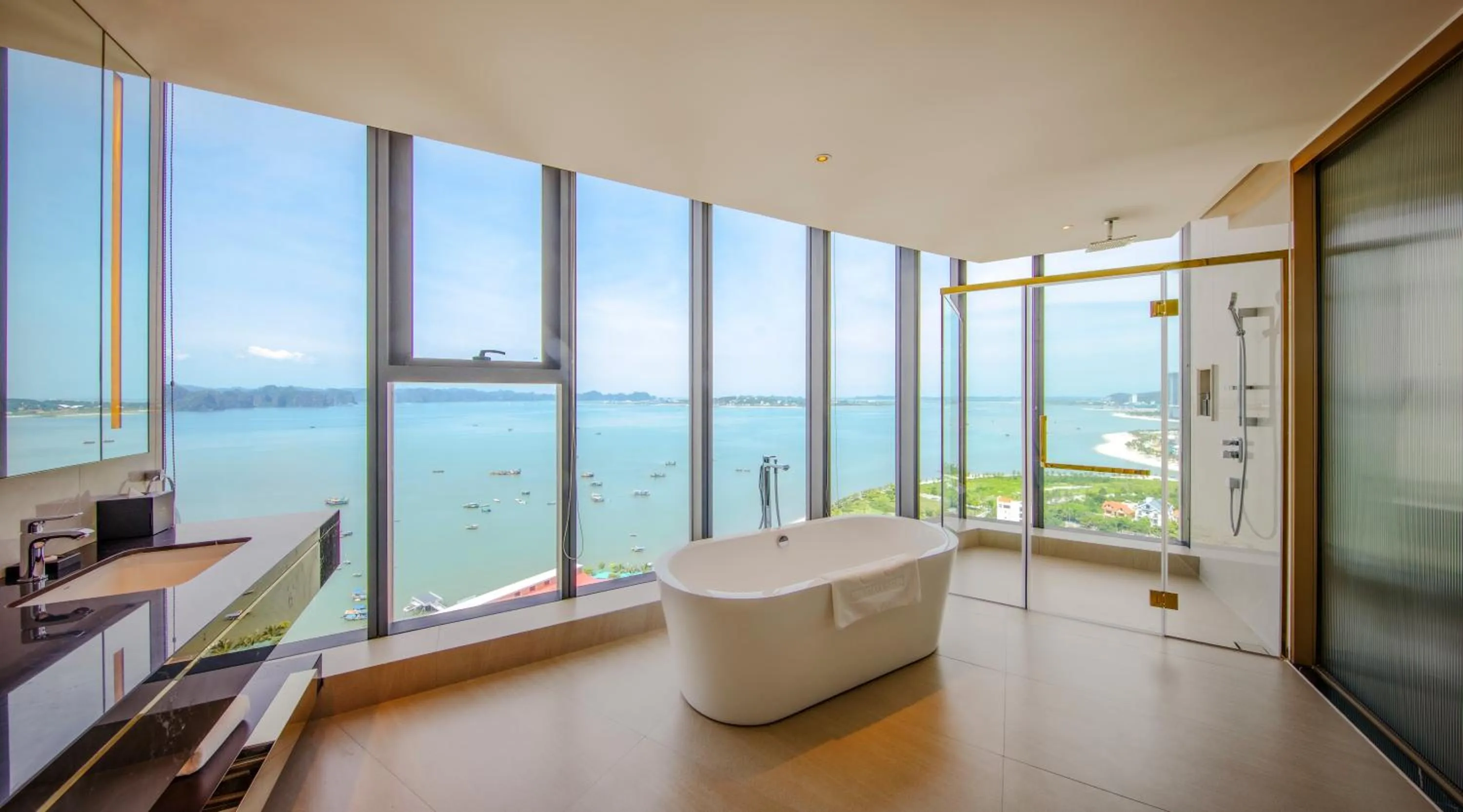 Bath in Sea Stars Hotel Ha Long