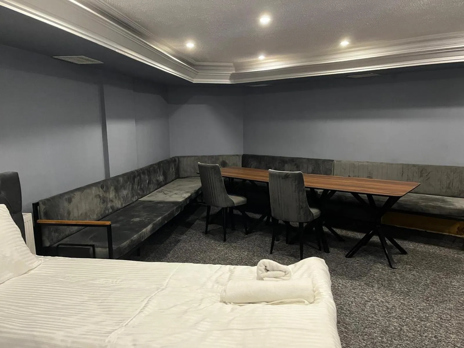 Seating area, Bed in BURSA GRAND LOYAL CiTY HOTEL