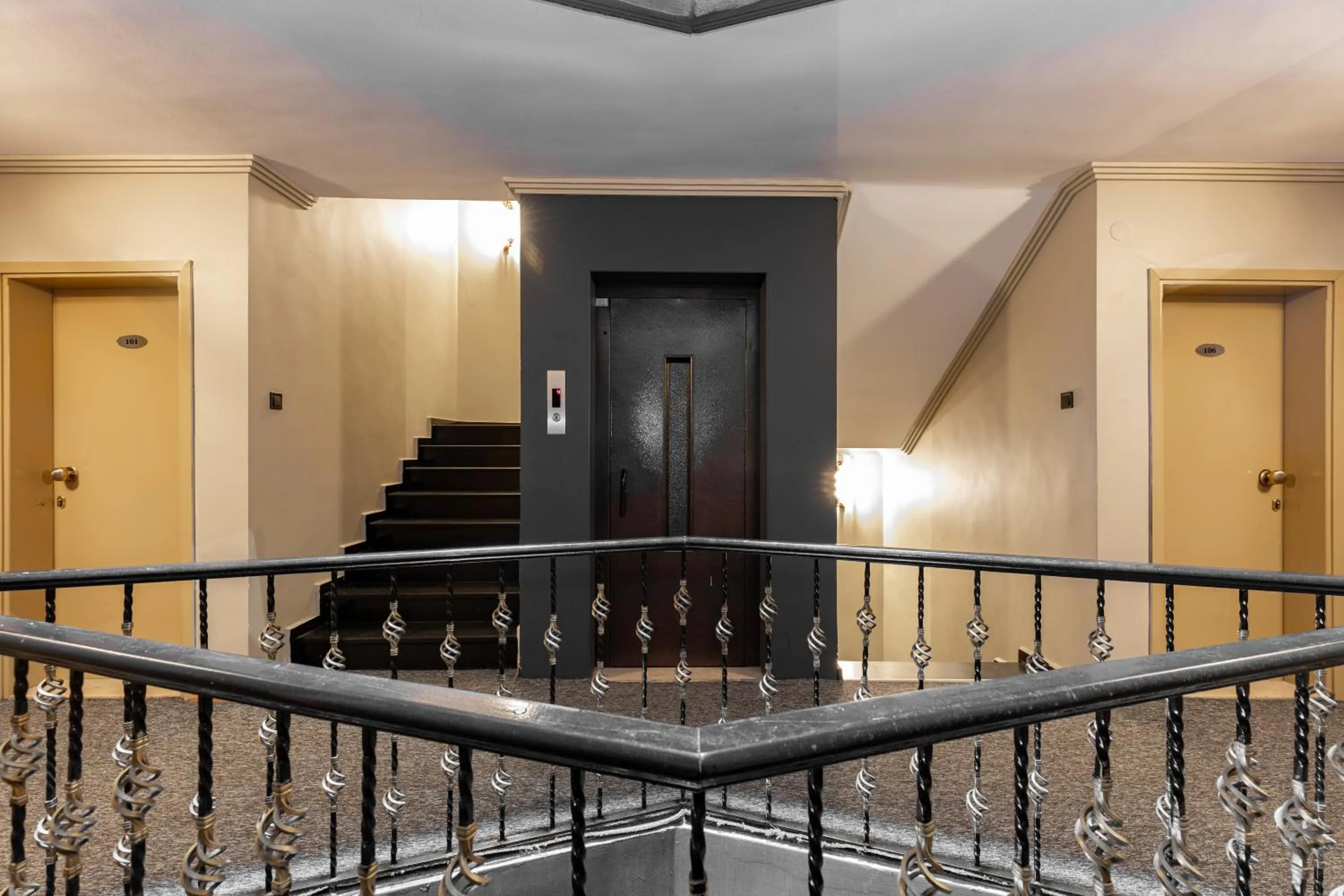 elevator in BURSA GRAND LOYAL CiTY HOTEL