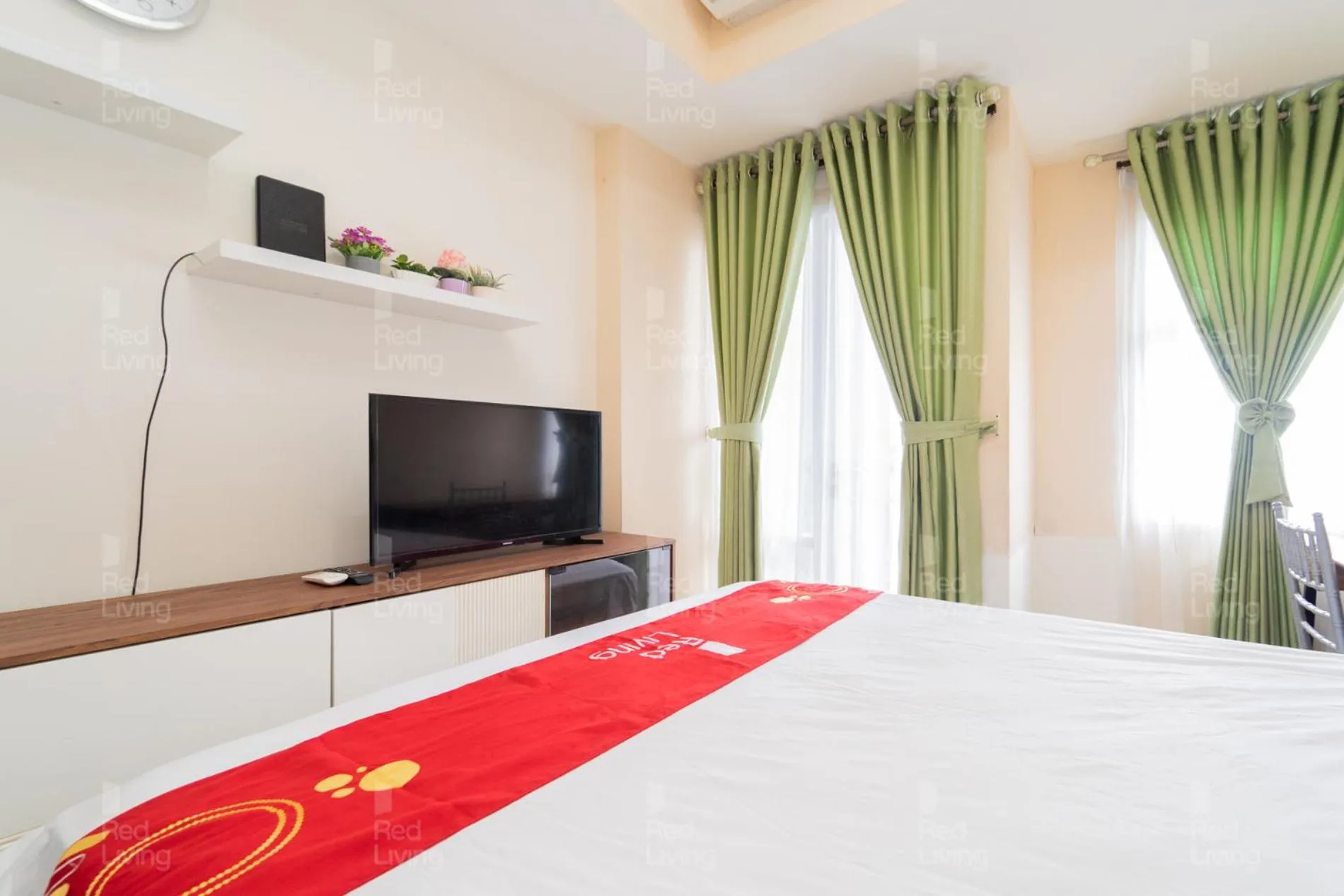 Bedroom, Bed in RedLiving Apartemen Vida View - Vida Connect