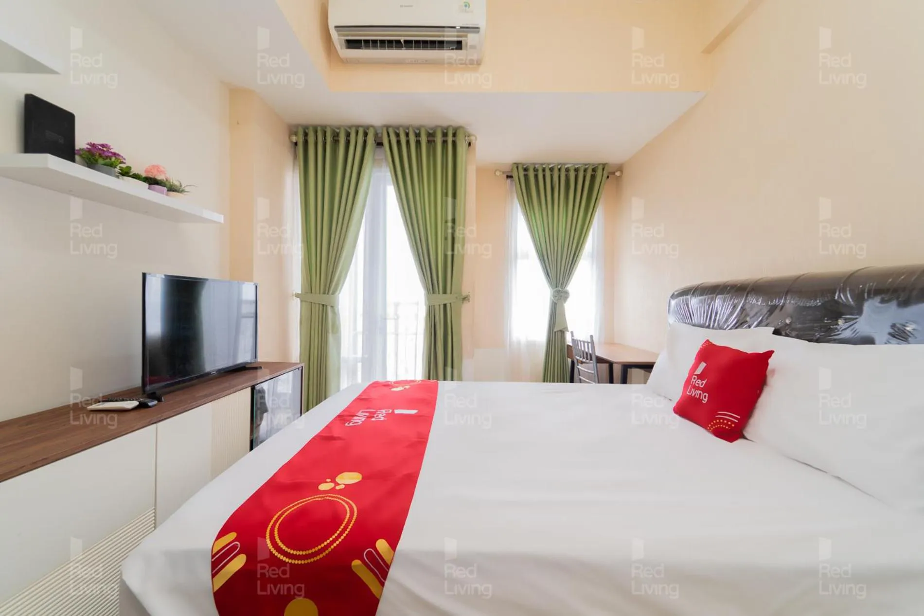 Bedroom, Bed in RedLiving Apartemen Vida View - Vida Connect