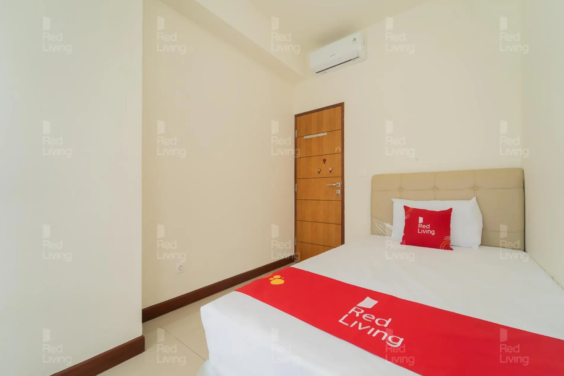 Bedroom, Bed in RedLiving Apartemen Vida View - Vida Connect
