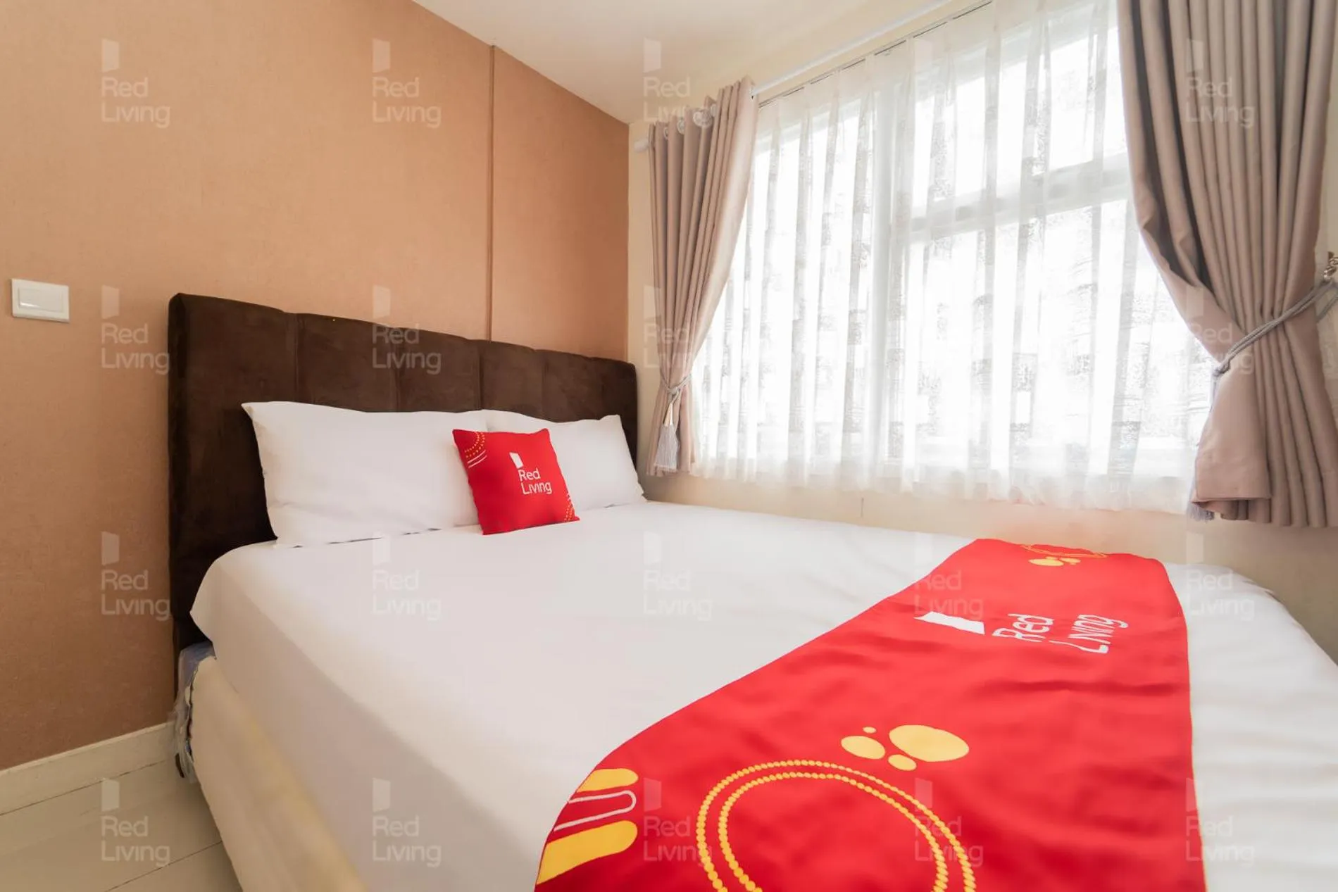 Bedroom, Bed in RedLiving Apartemen Vida View - Vida Connect