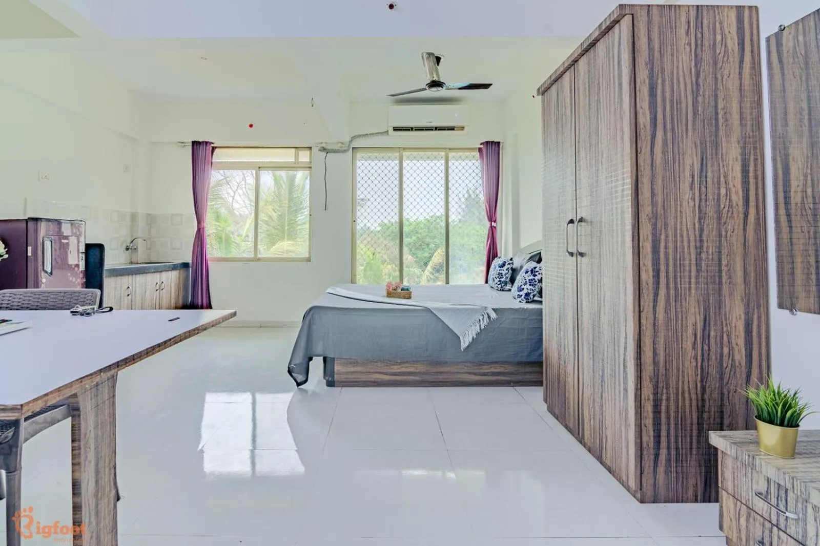 Photo of the whole room, Bed in THE BLISS PALM