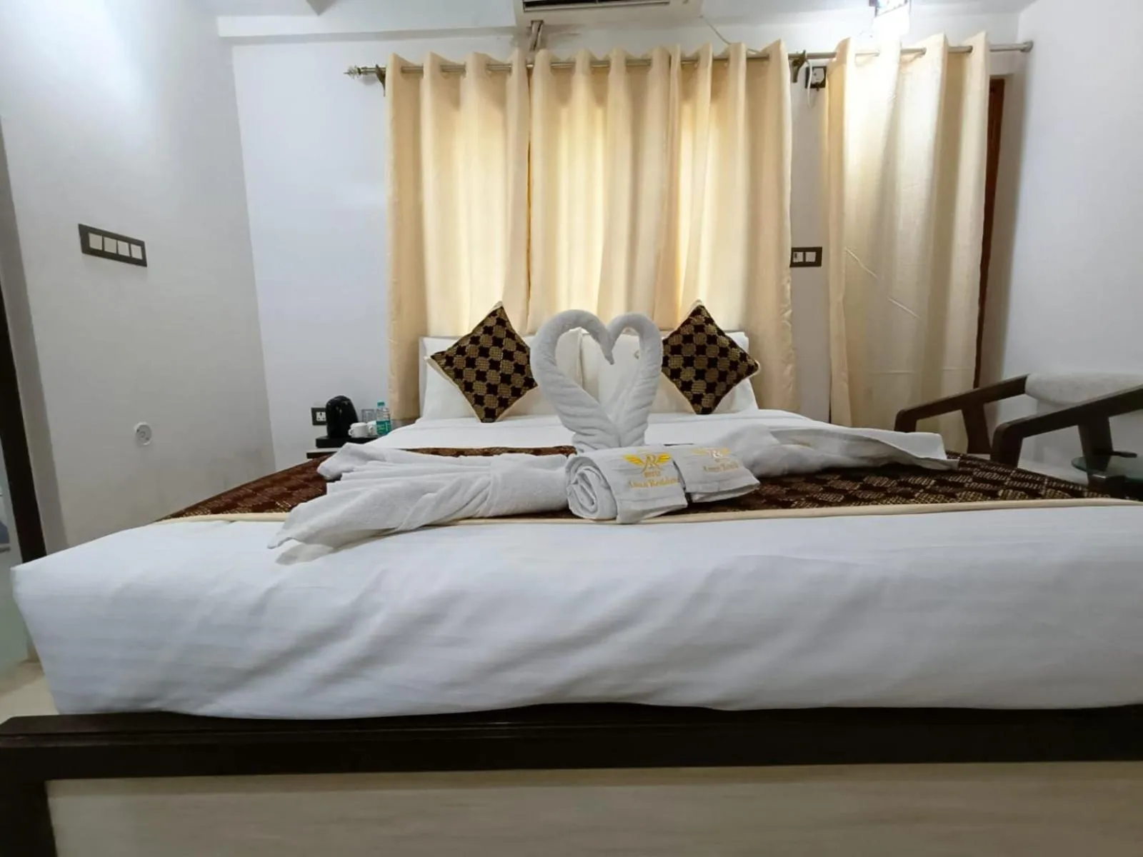Bed in Hotel Aman Residency
