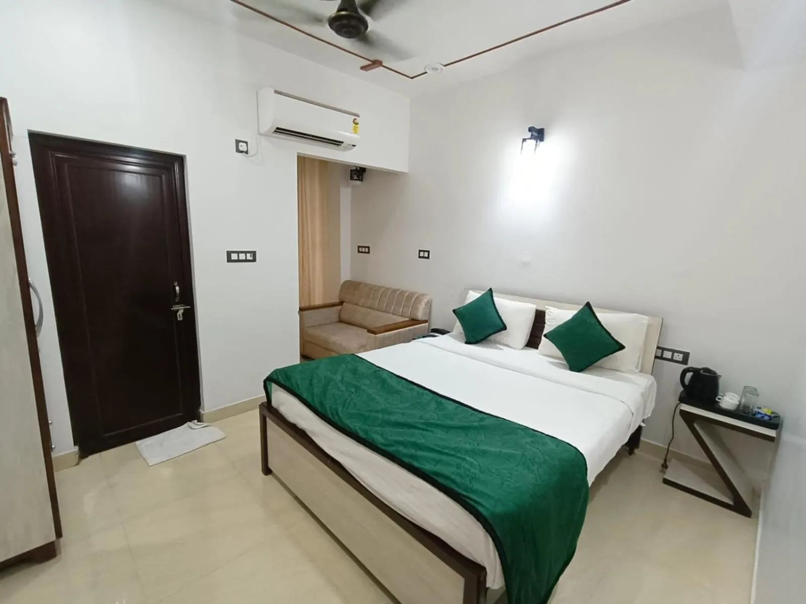 Bed in Hotel Aman Residency