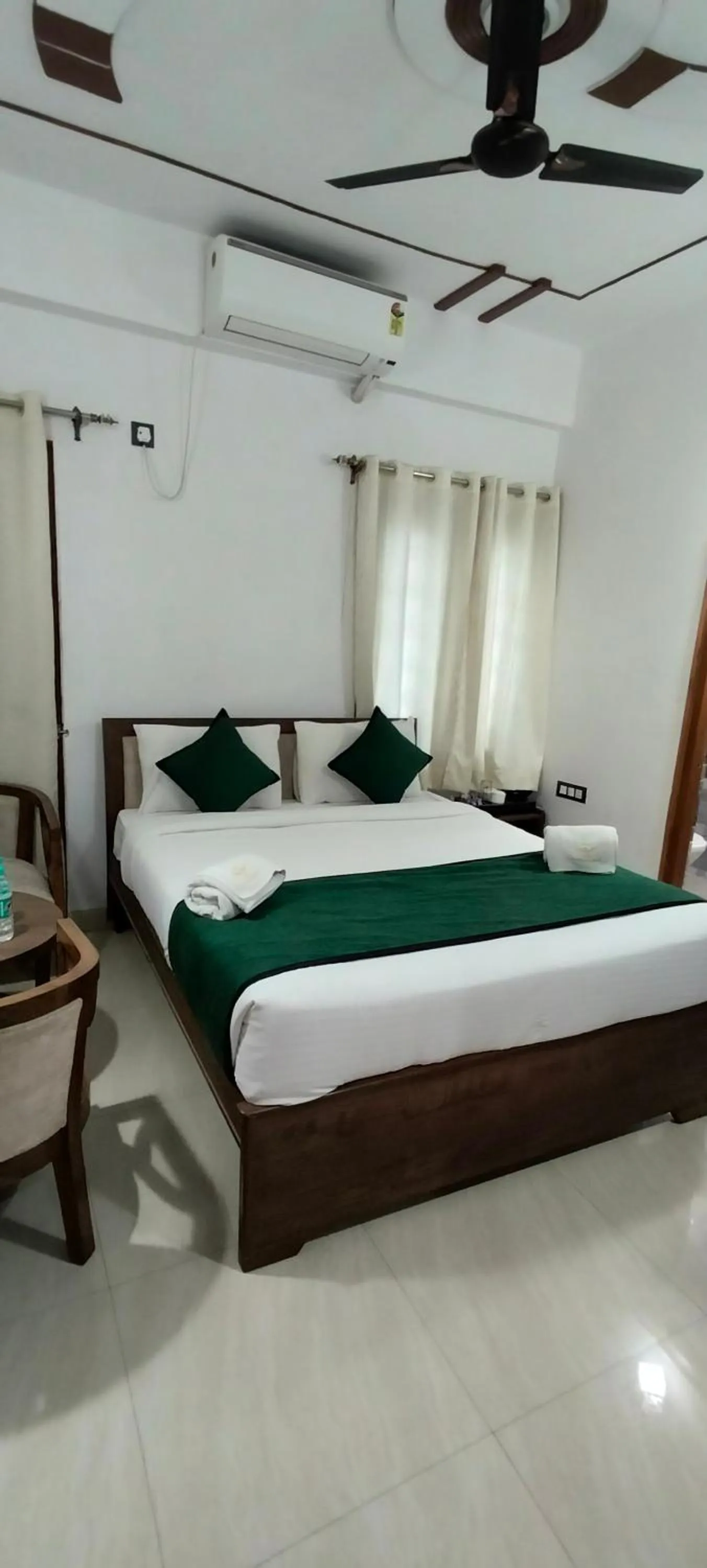 Photo of the whole room, Bed in Hotel Aman Residency