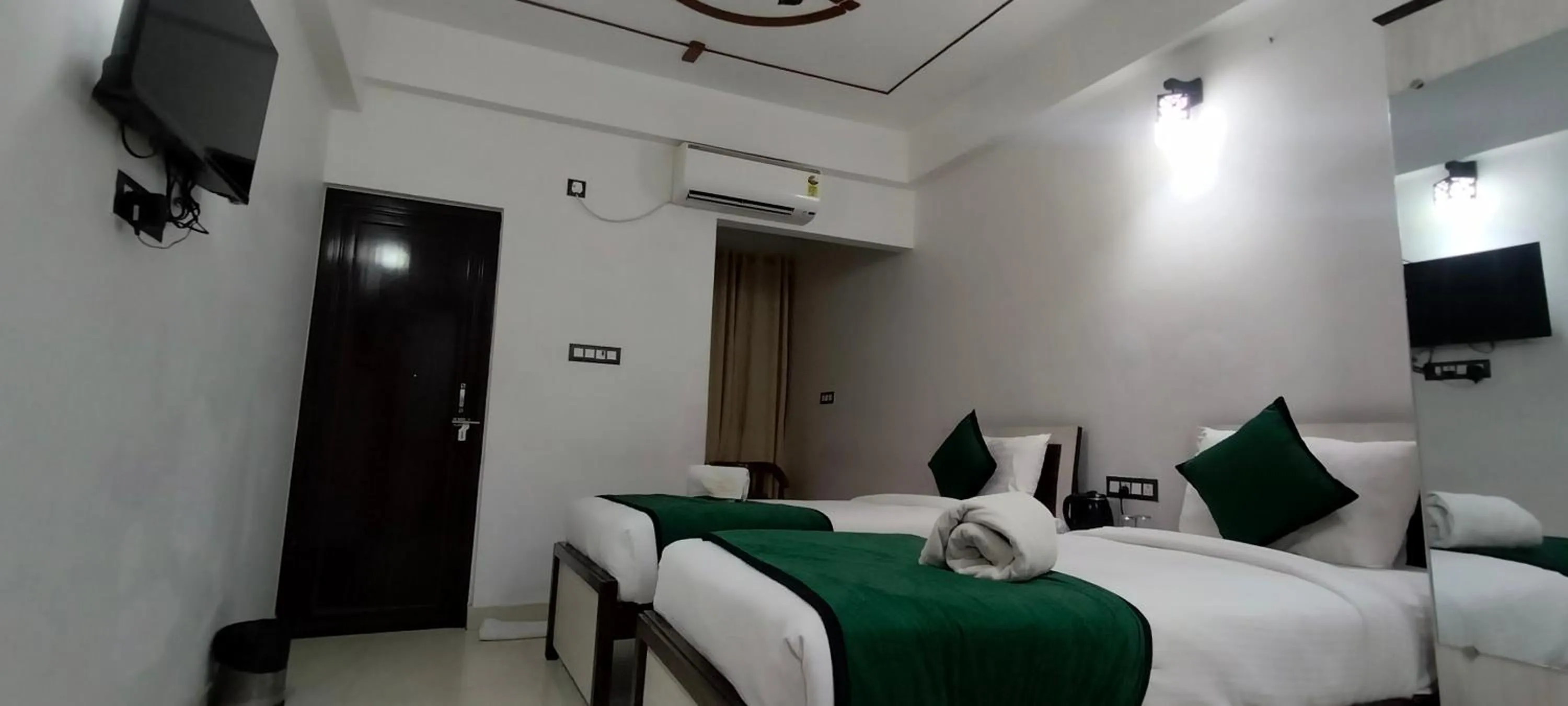 Bed in Hotel Aman Residency
