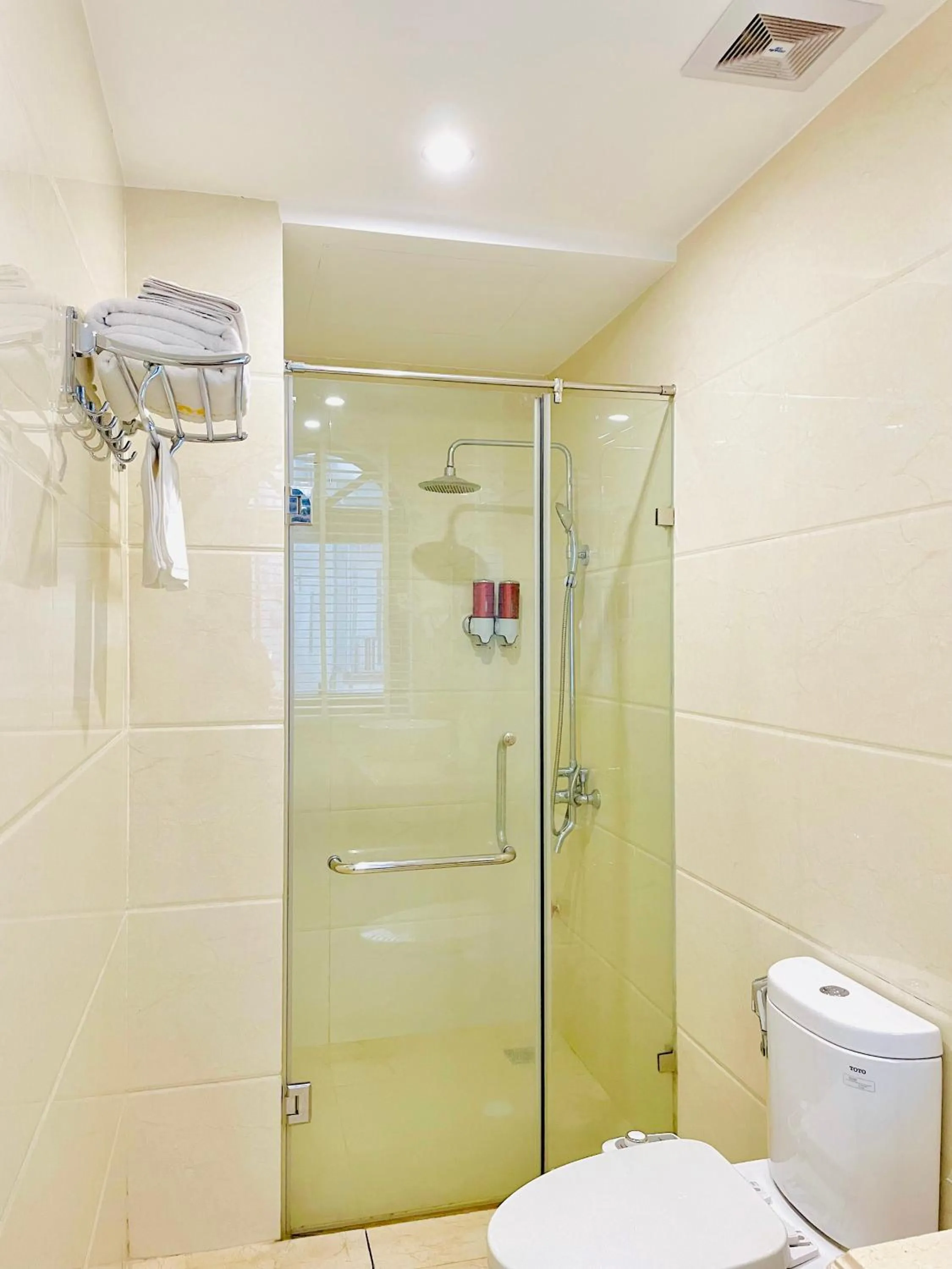 Shower in Diamond Hotel Ha Noi