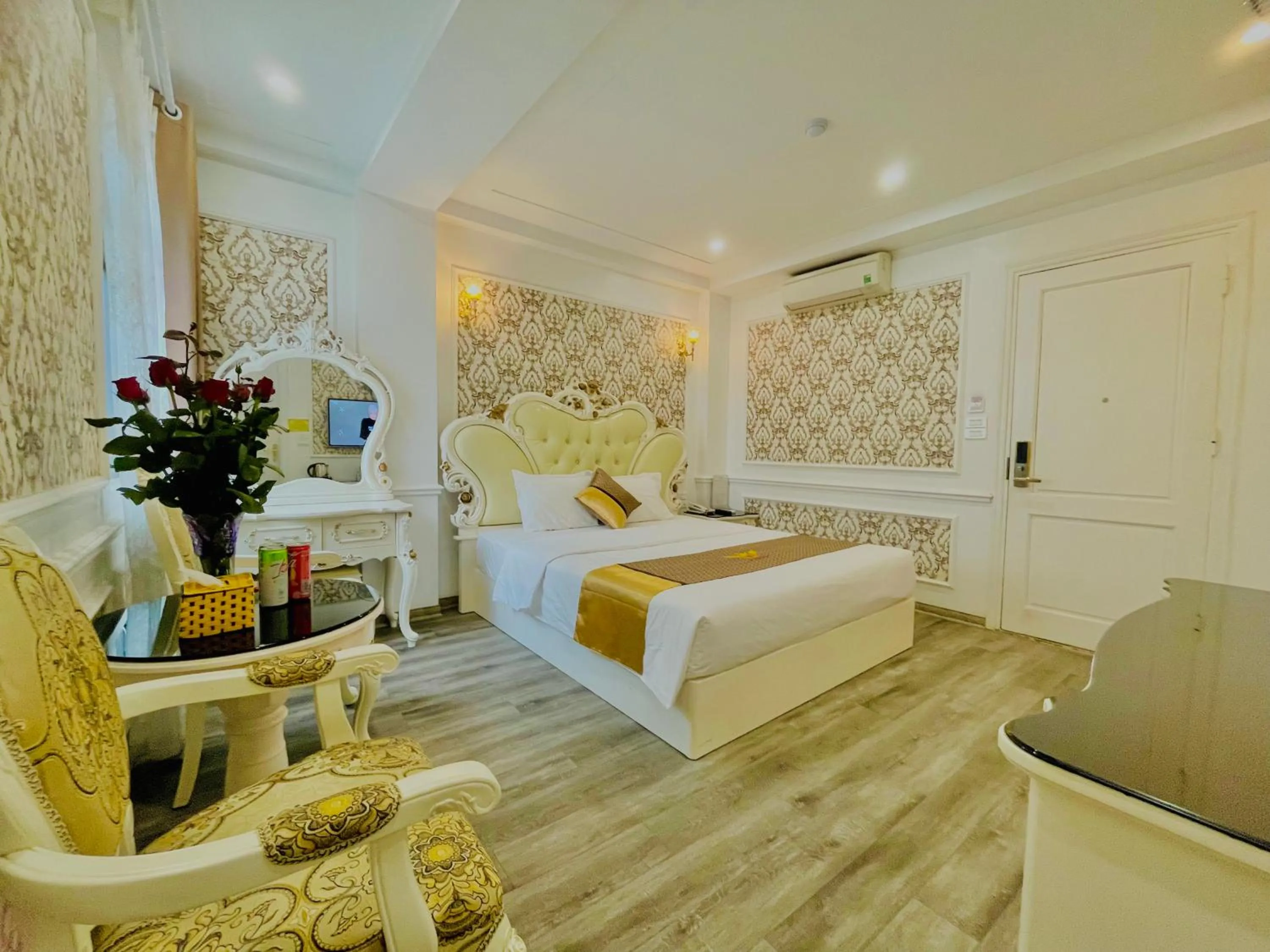 Photo of the whole room, Bed in Diamond Hotel Ha Noi
