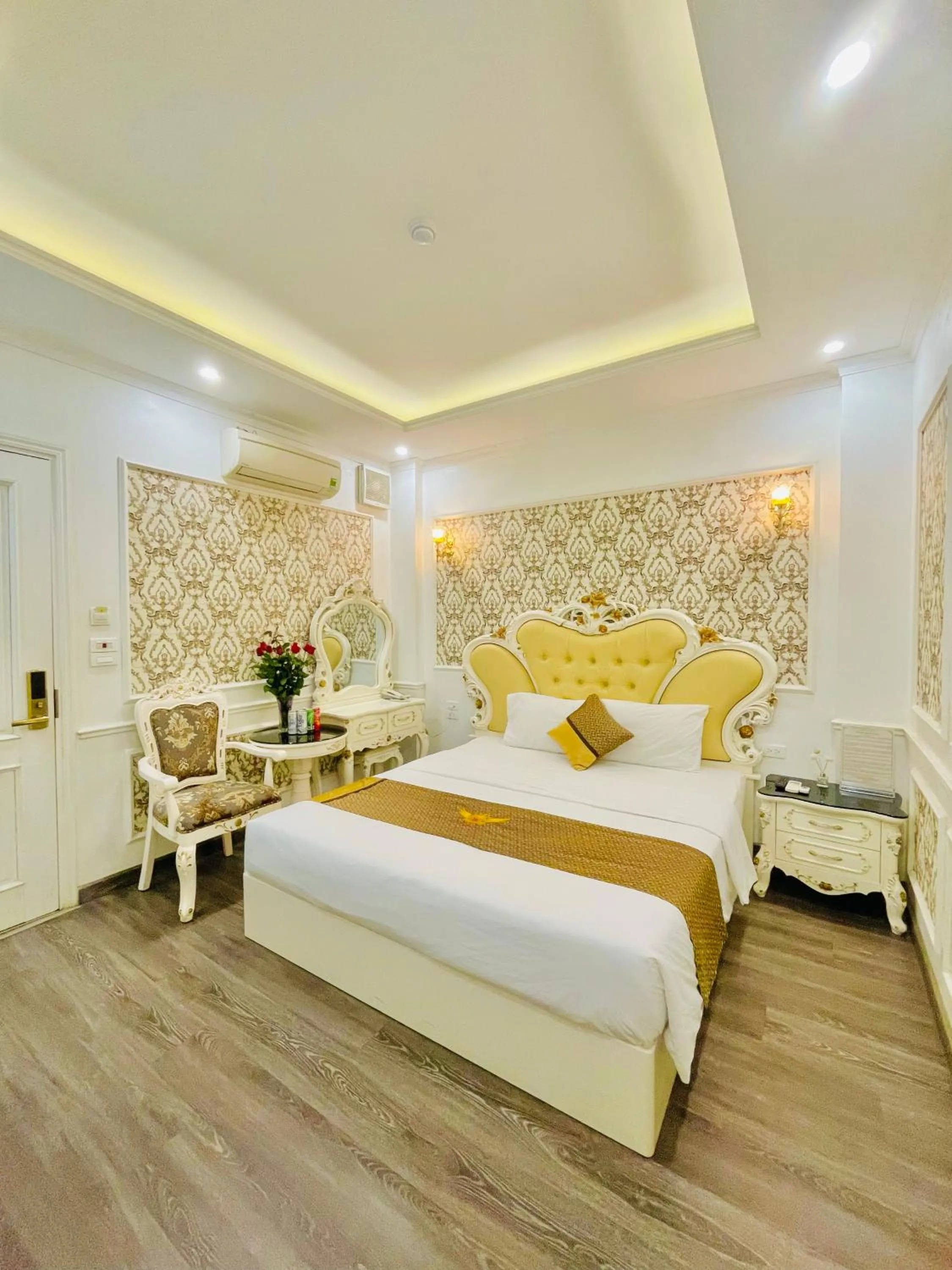 Photo of the whole room, Bed in Diamond Hotel Ha Noi