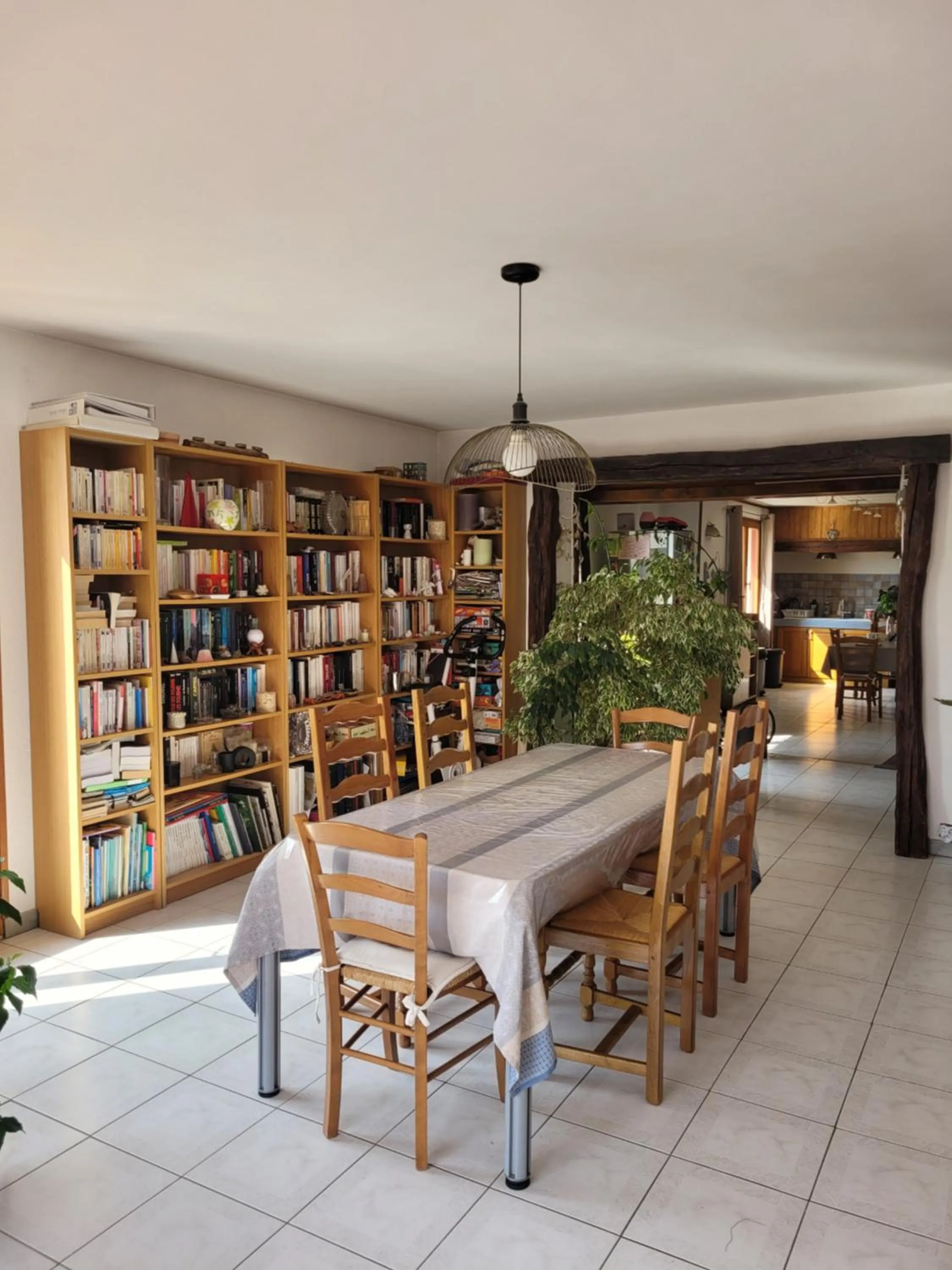Communal lounge/ TV room in Maison au calme