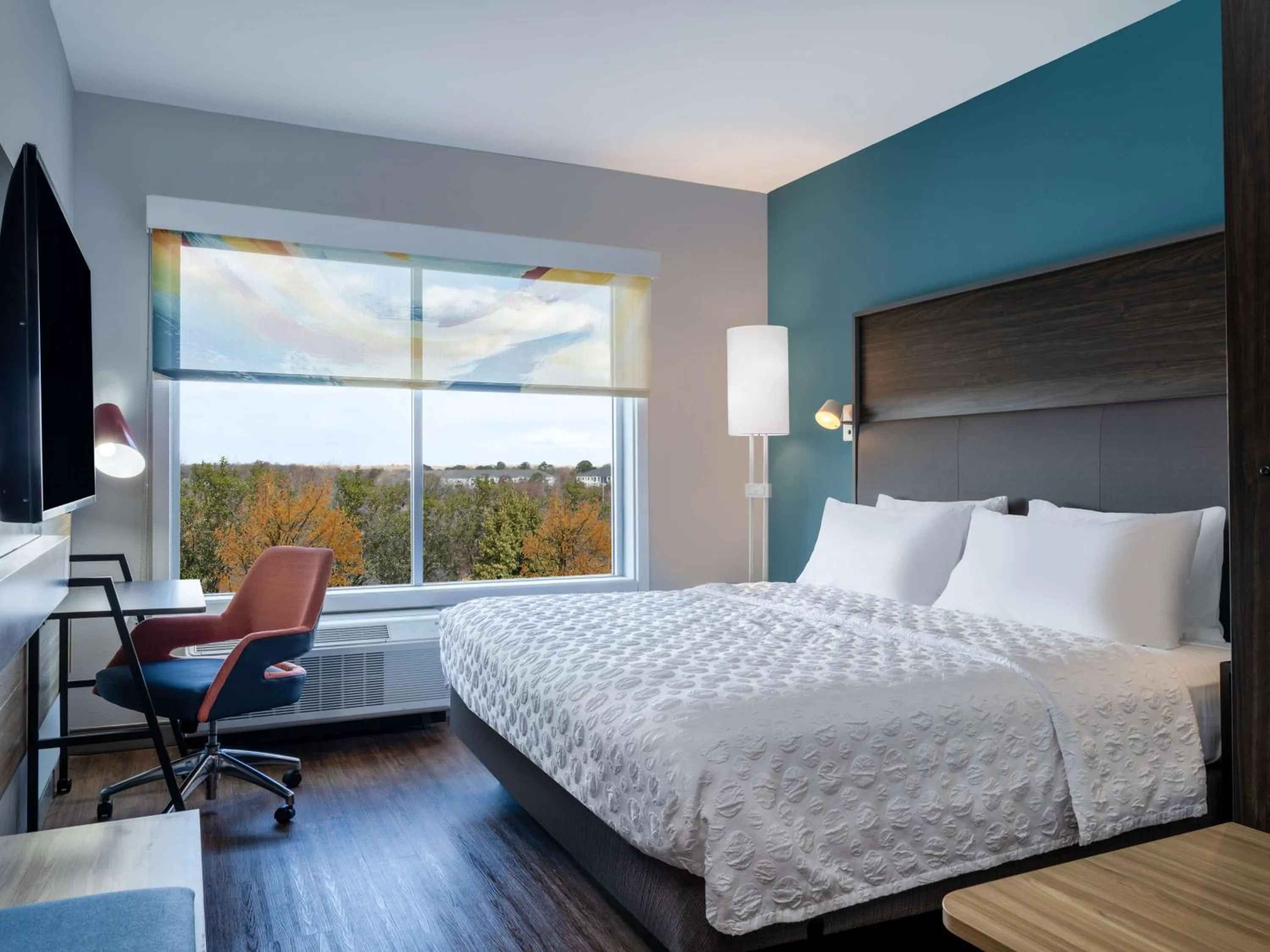 Bedroom, Bed in Tru By Hilton Chesapeake- Greenbrier