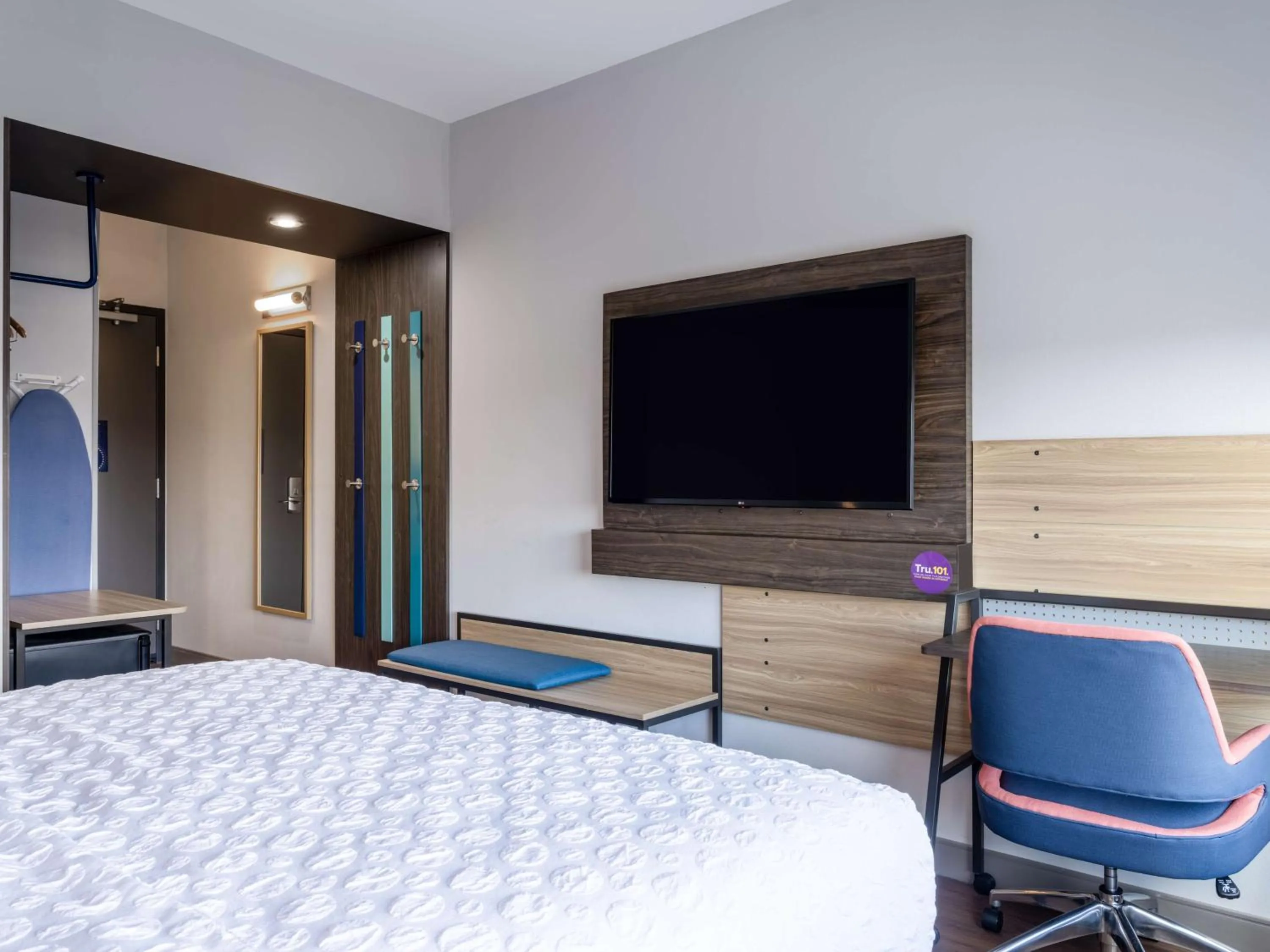 Bedroom, Bed in Tru By Hilton Chesapeake- Greenbrier