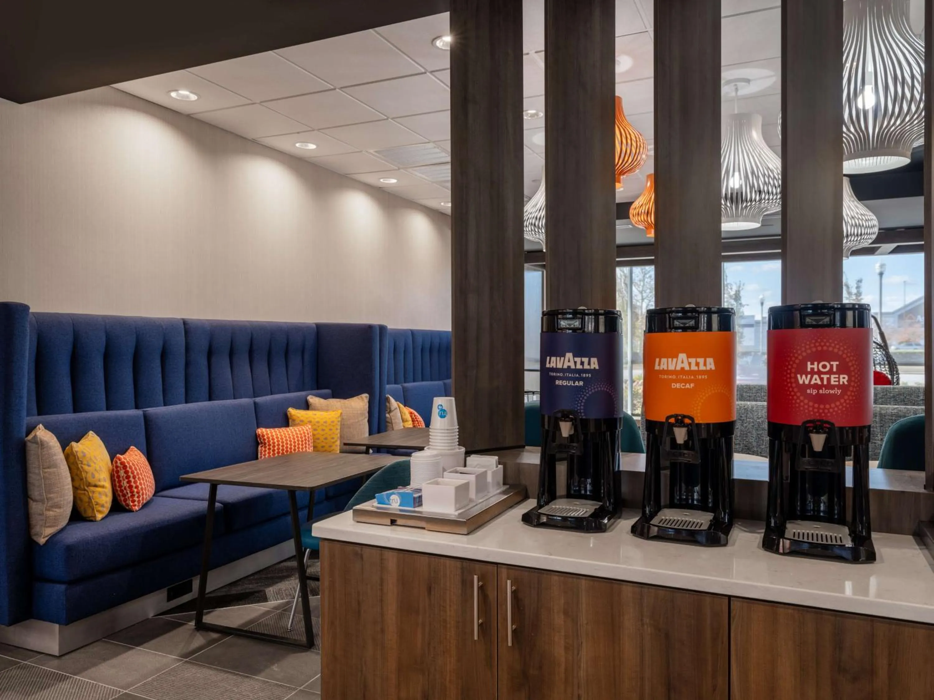 Dining area in Tru By Hilton Chesapeake- Greenbrier