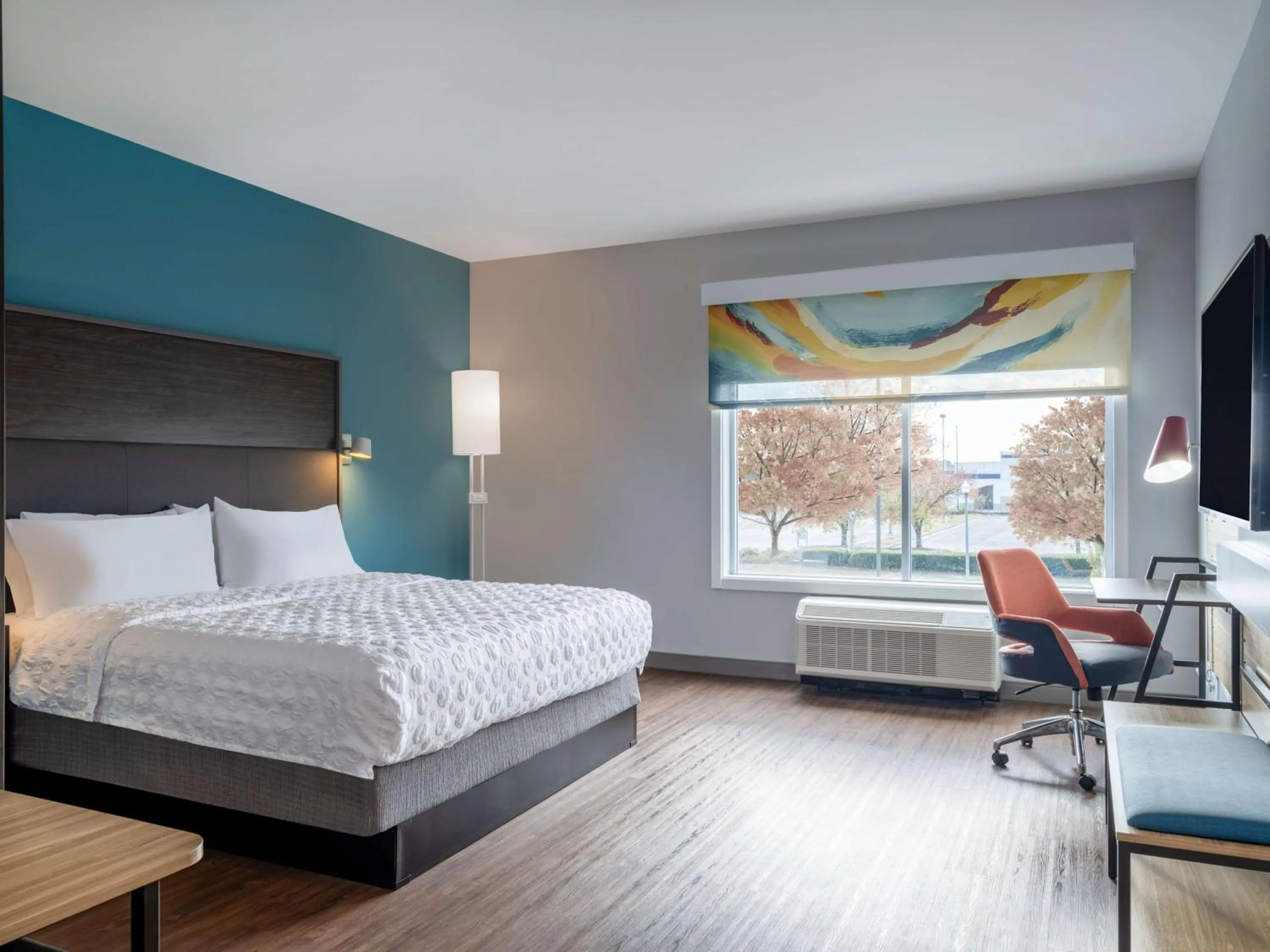 Bedroom, Bed in Tru By Hilton Chesapeake- Greenbrier