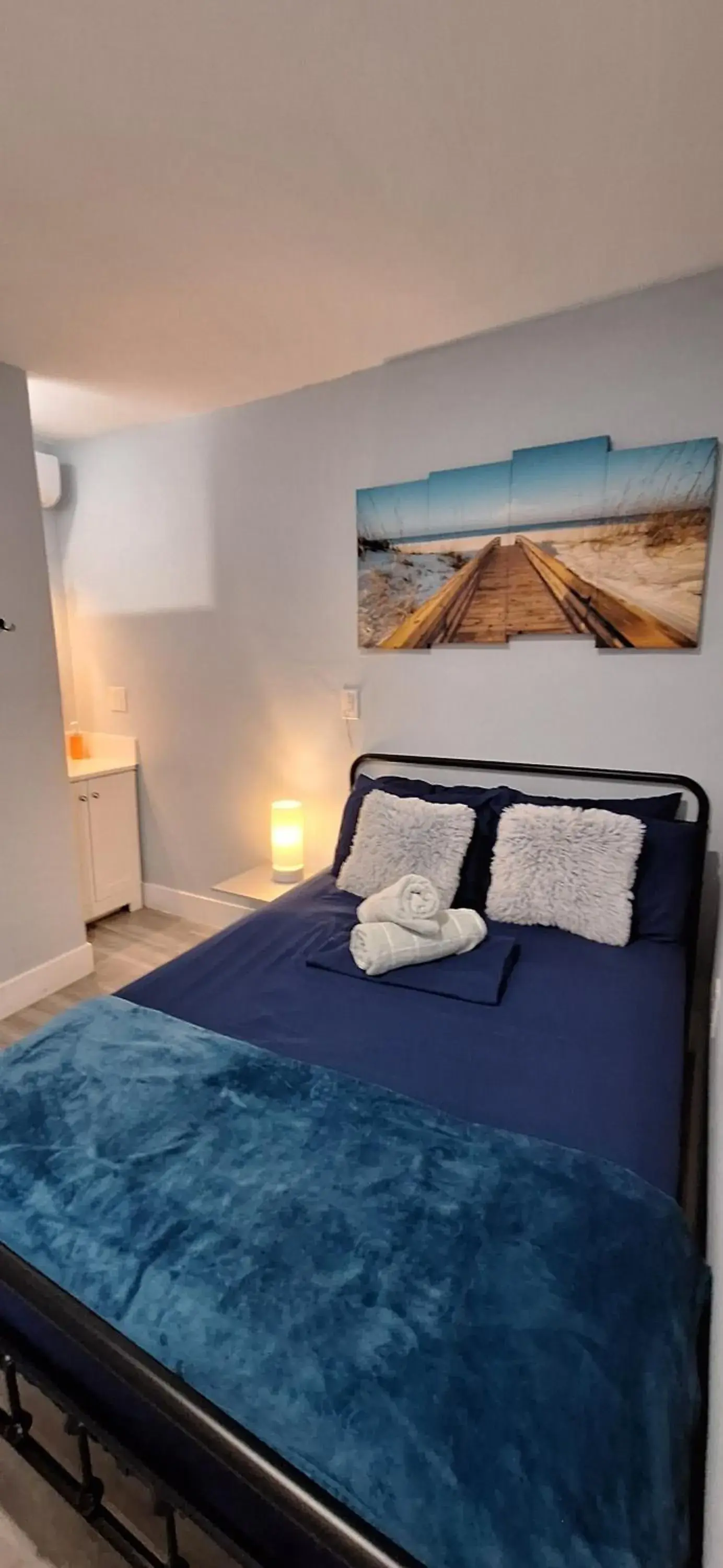 Economy Double Room in Blue Little Havana Economy Double Room in Blue Little Havana