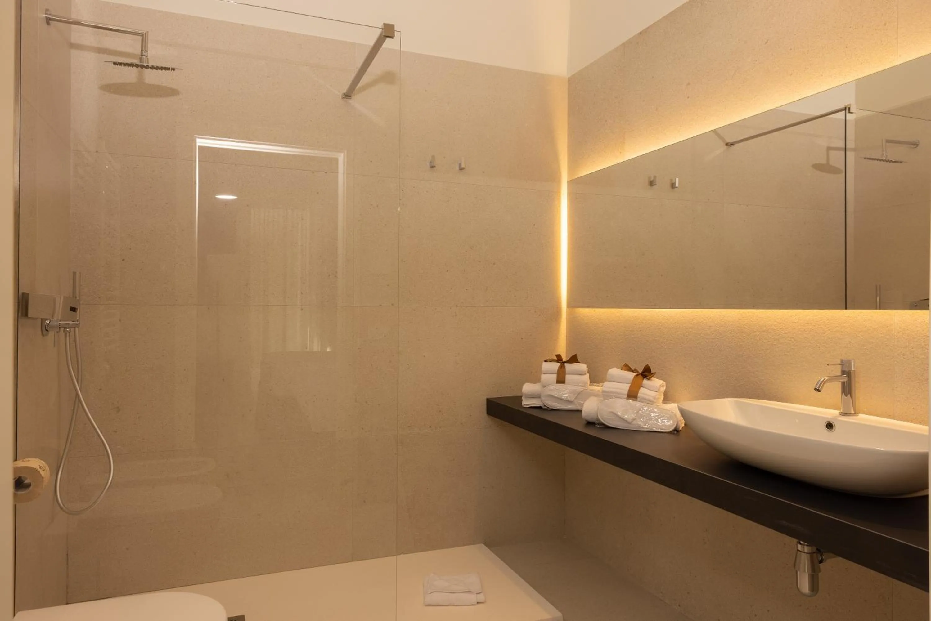 Shower in B21 Lifestyle Hotel