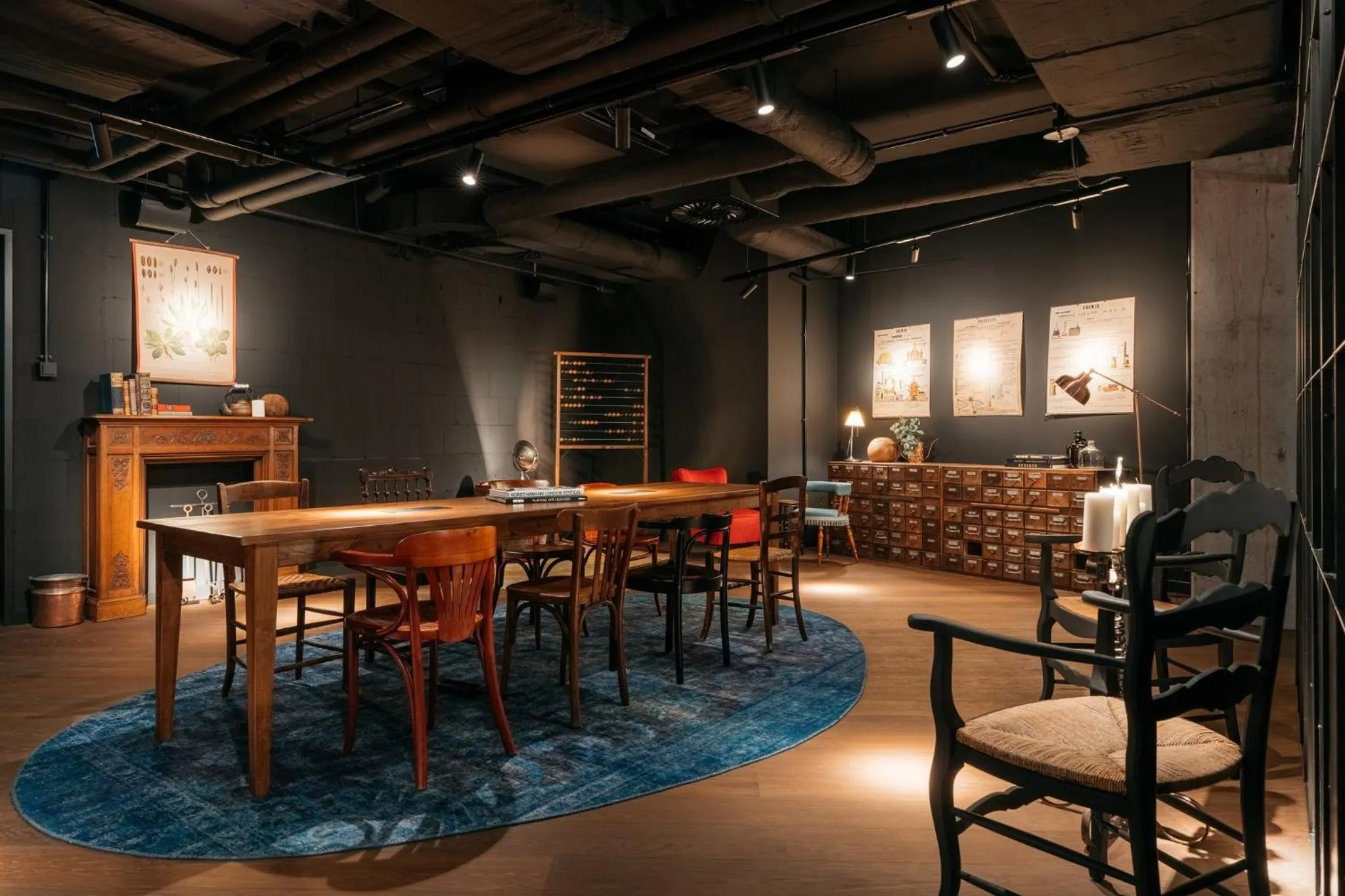 Library in Ruby Hanna Hotel Stuttgart