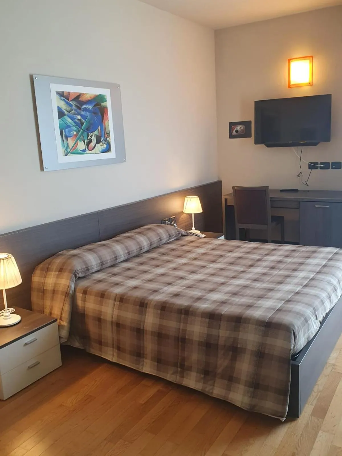 Evening entertainment, Bed in eq hotel