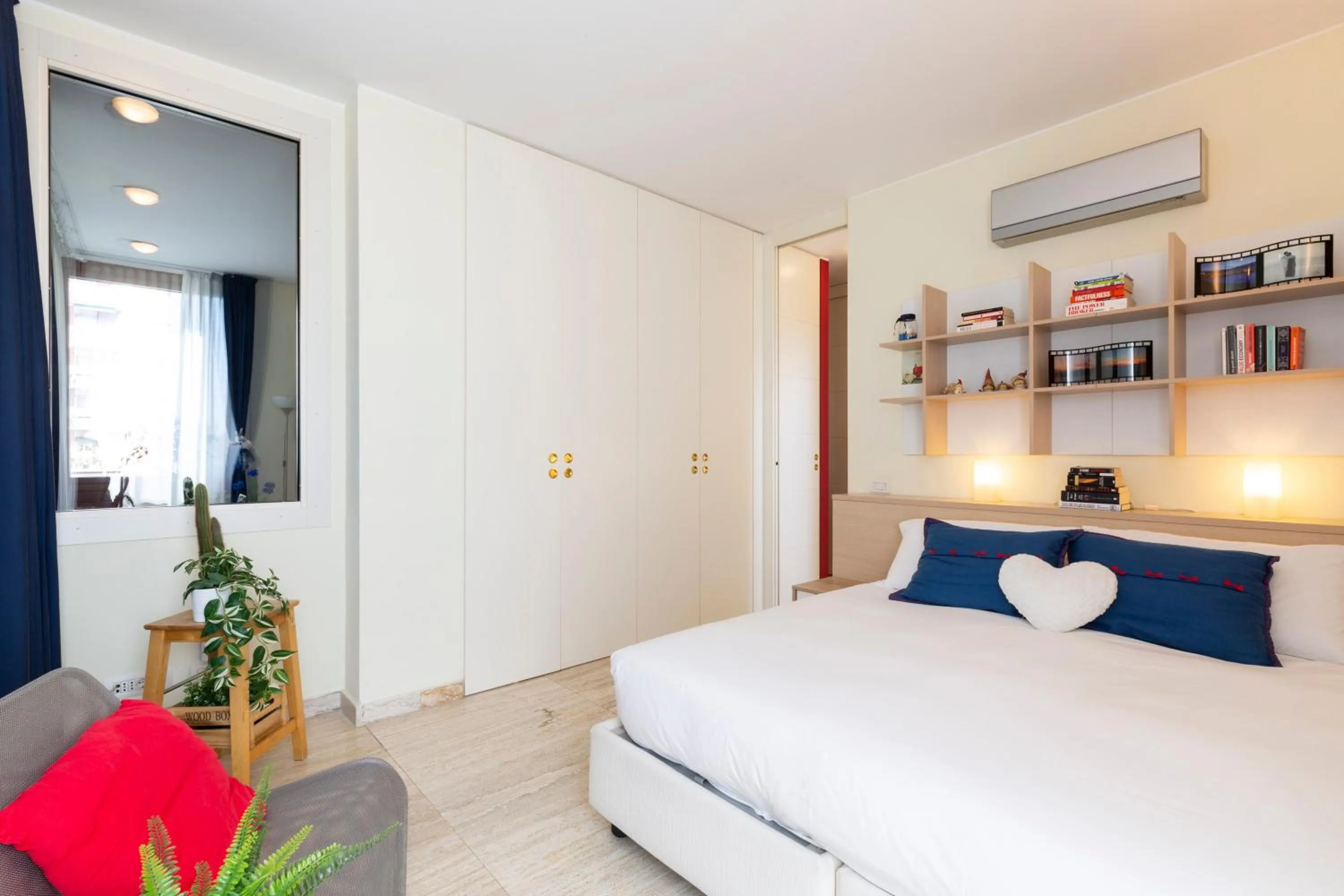 Bedroom, Bed in Twins Apartment - Tolstoj District