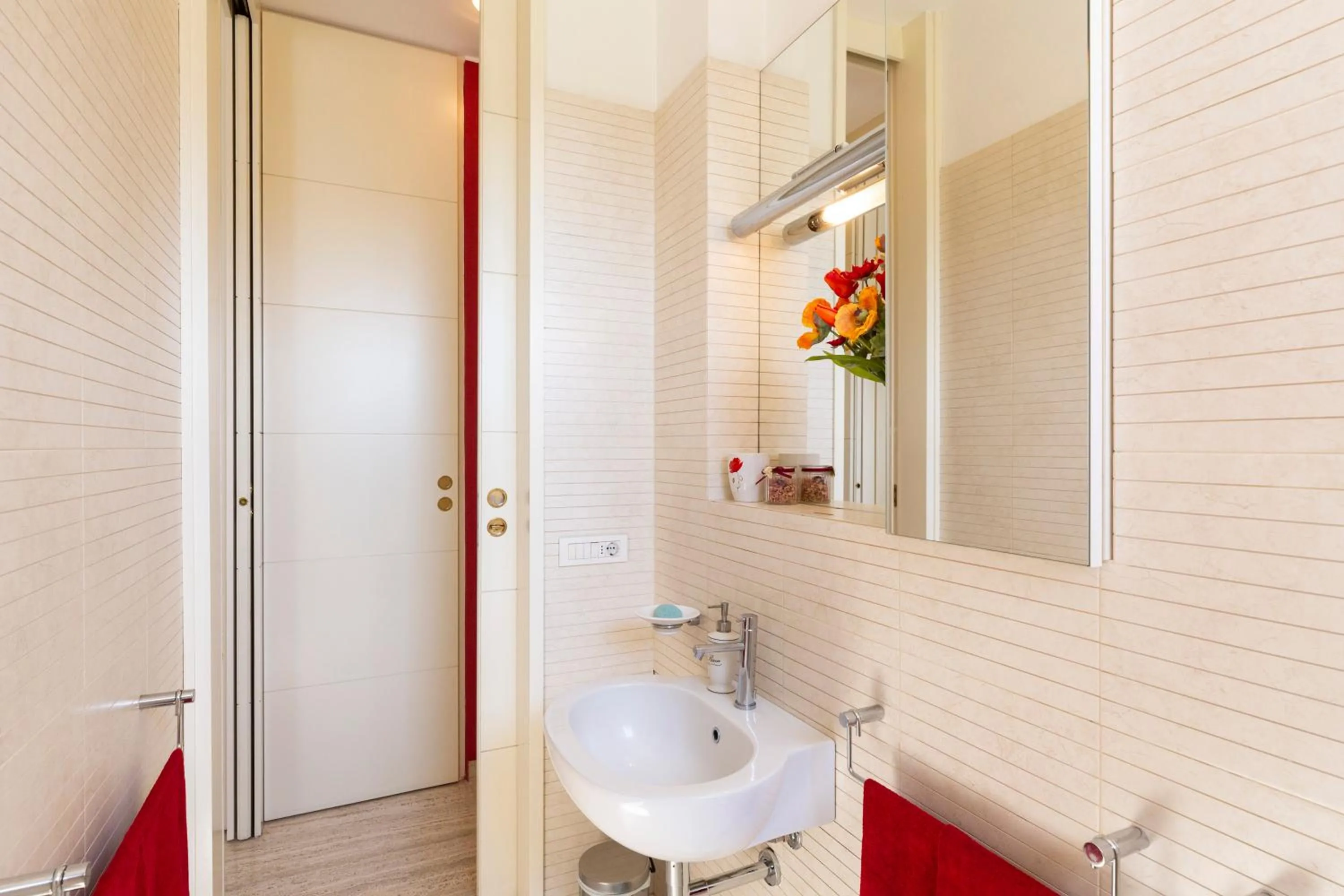 Bathroom in Twins Apartment - Tolstoj District