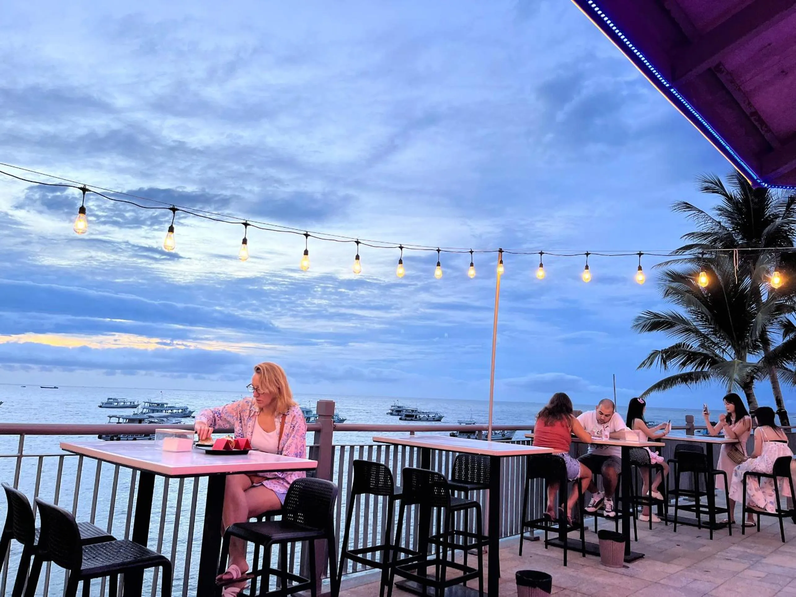 Sea Sunset Hotel Phu Quoc - Welcome to a mixing world of friends