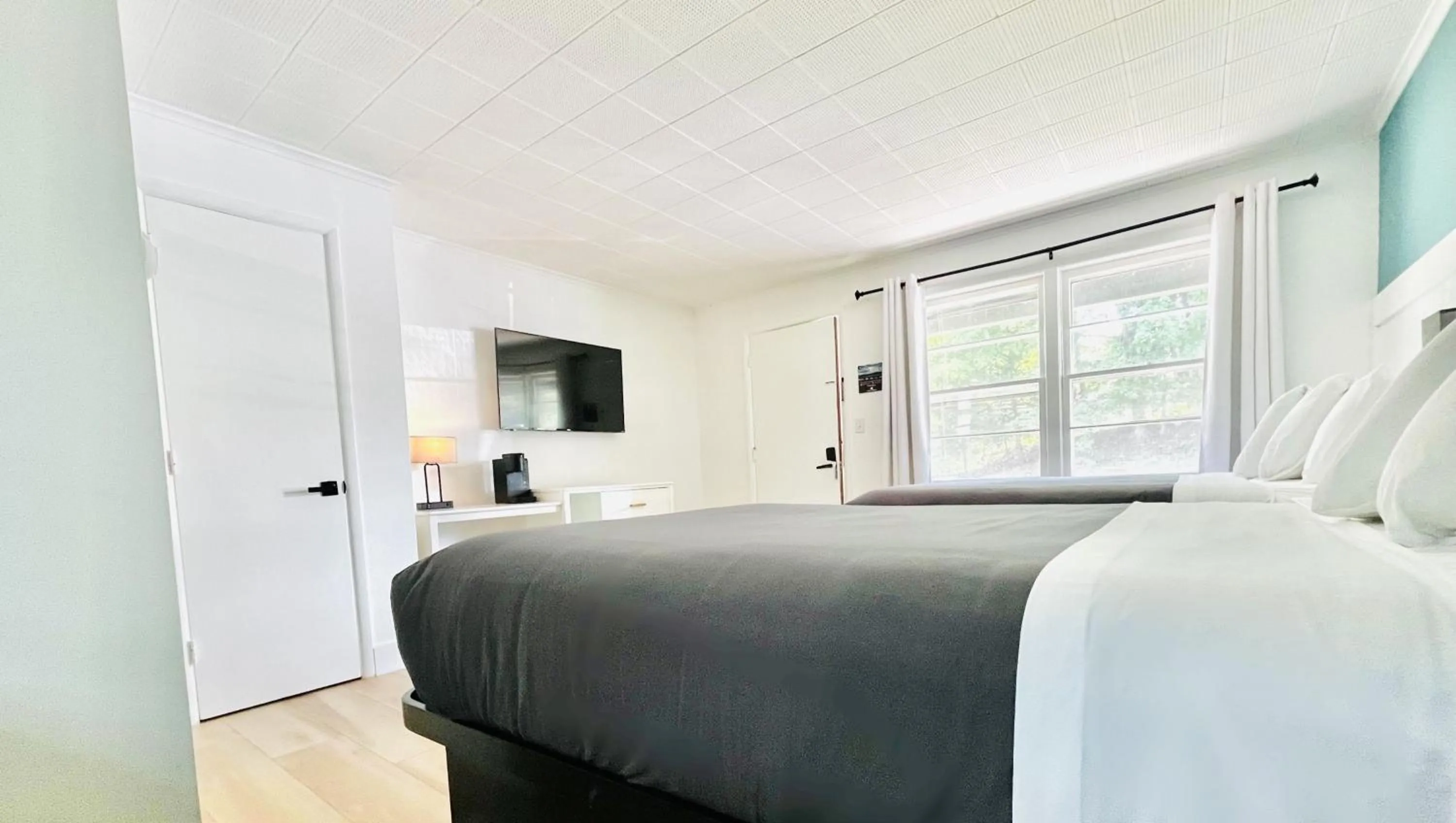 Photo of the whole room, Bed in Motel Luzerne