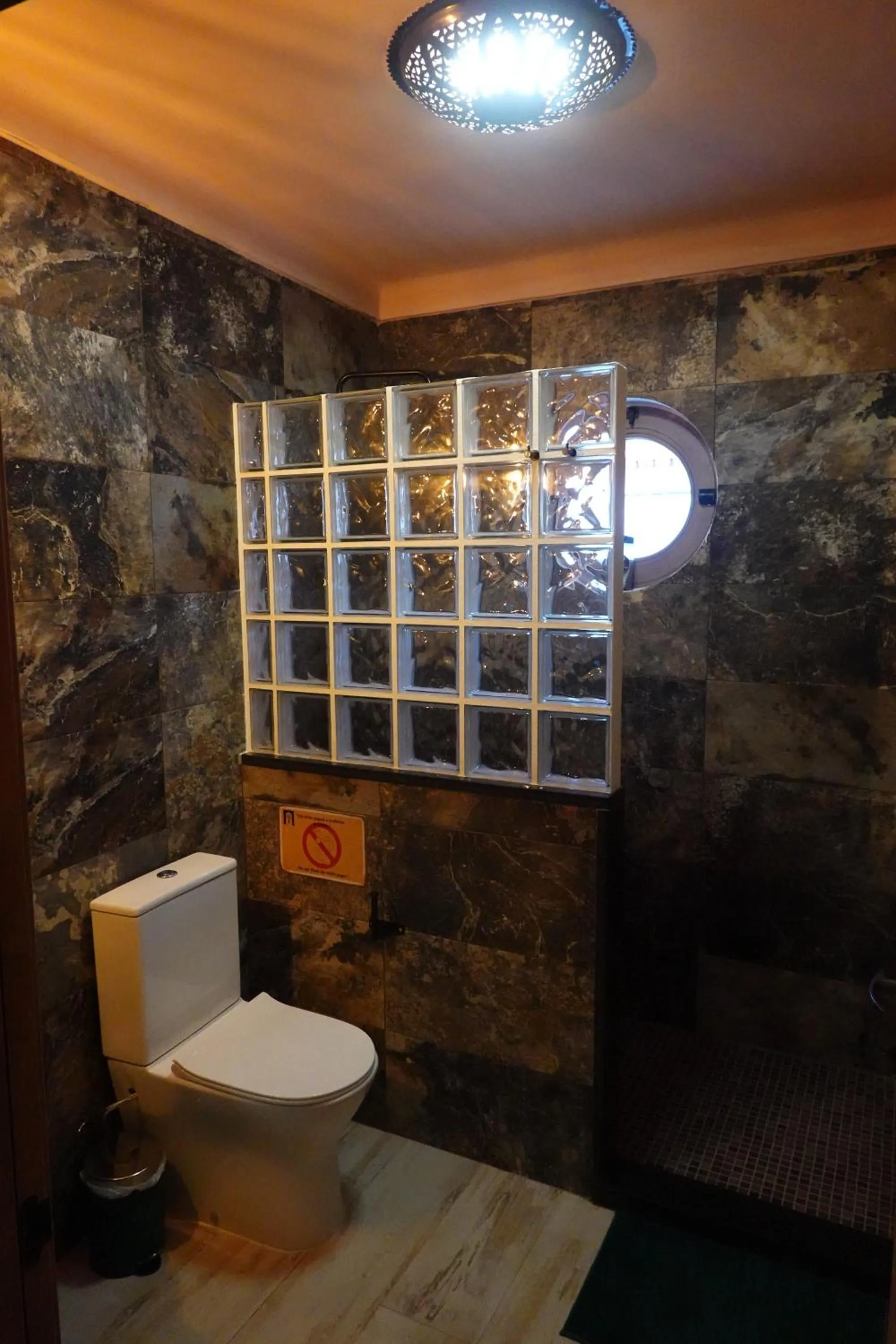 Toilet in Aladin Comfort Country Rooms