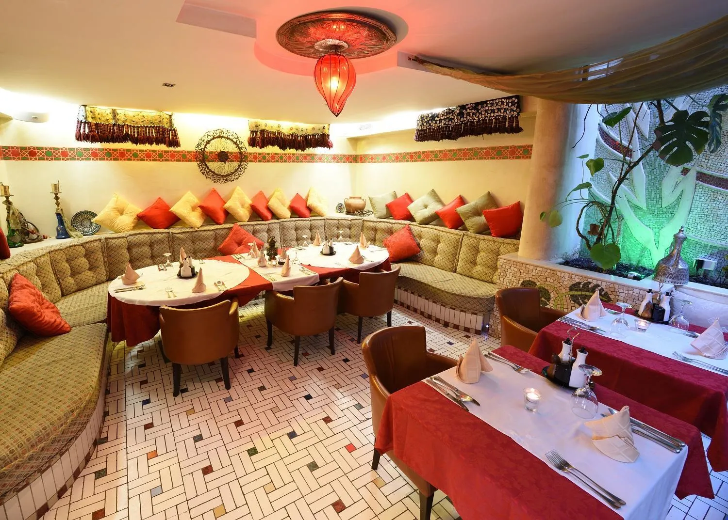 Restaurant/places to eat in Hotel Art