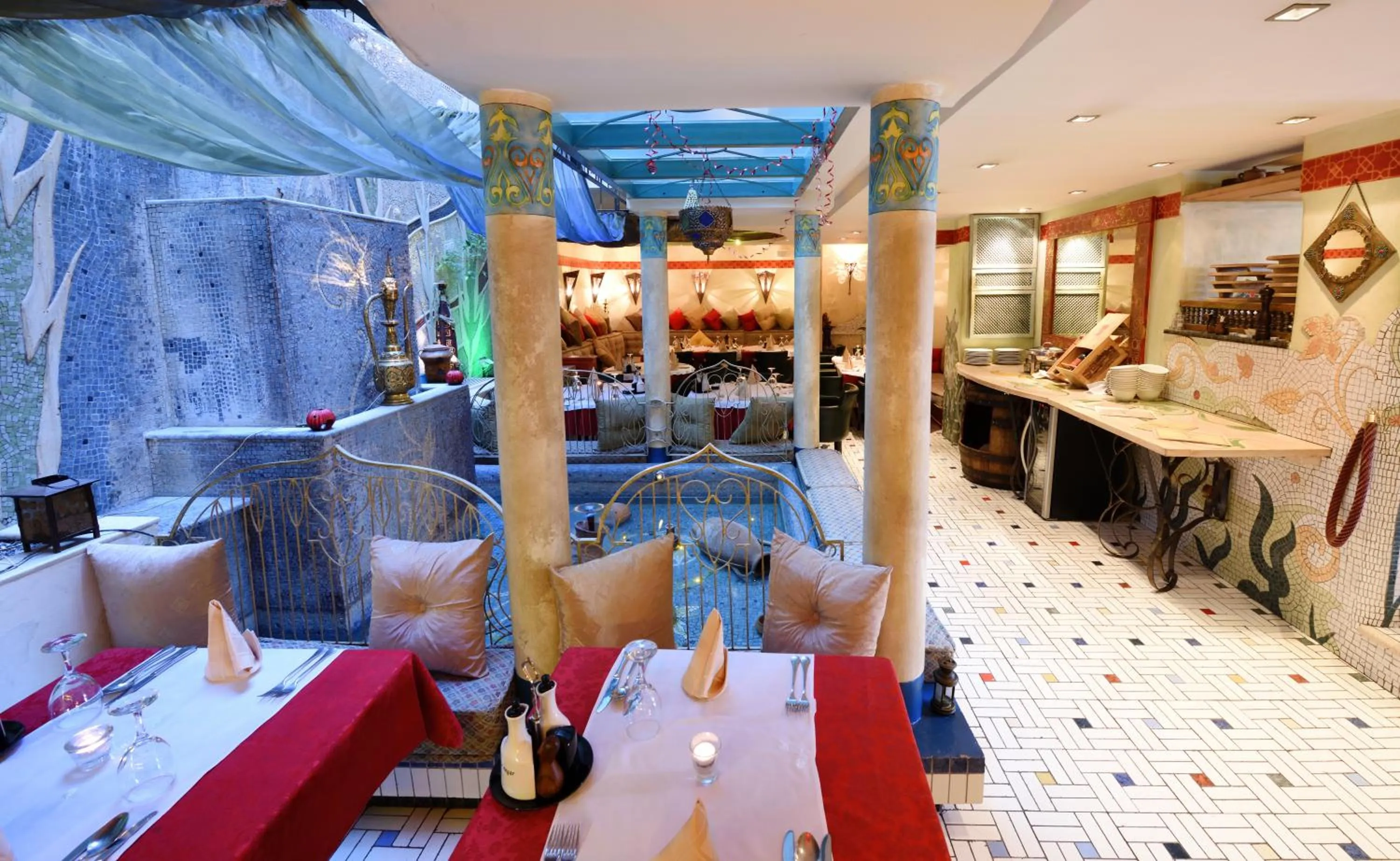 Seating area, Bed in Hotel Art