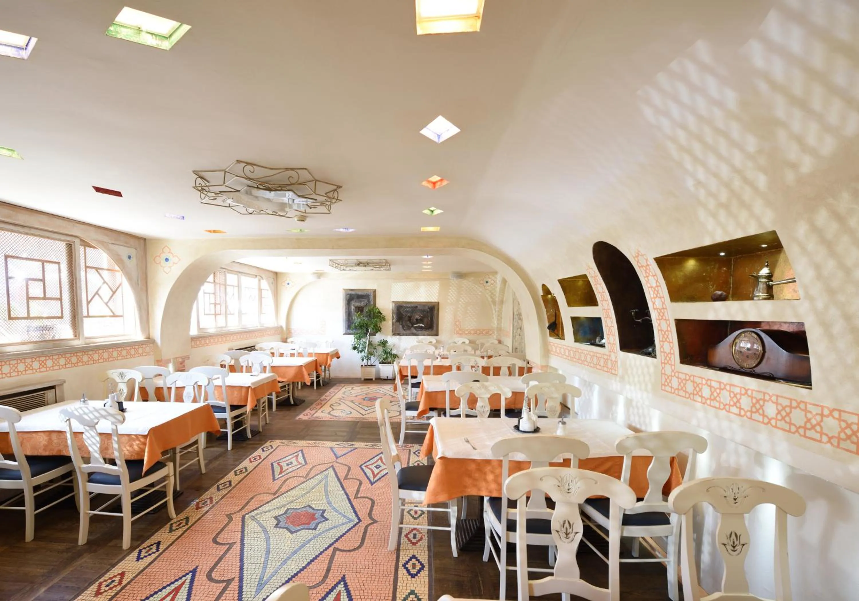 Restaurant/places to eat in Hotel Art