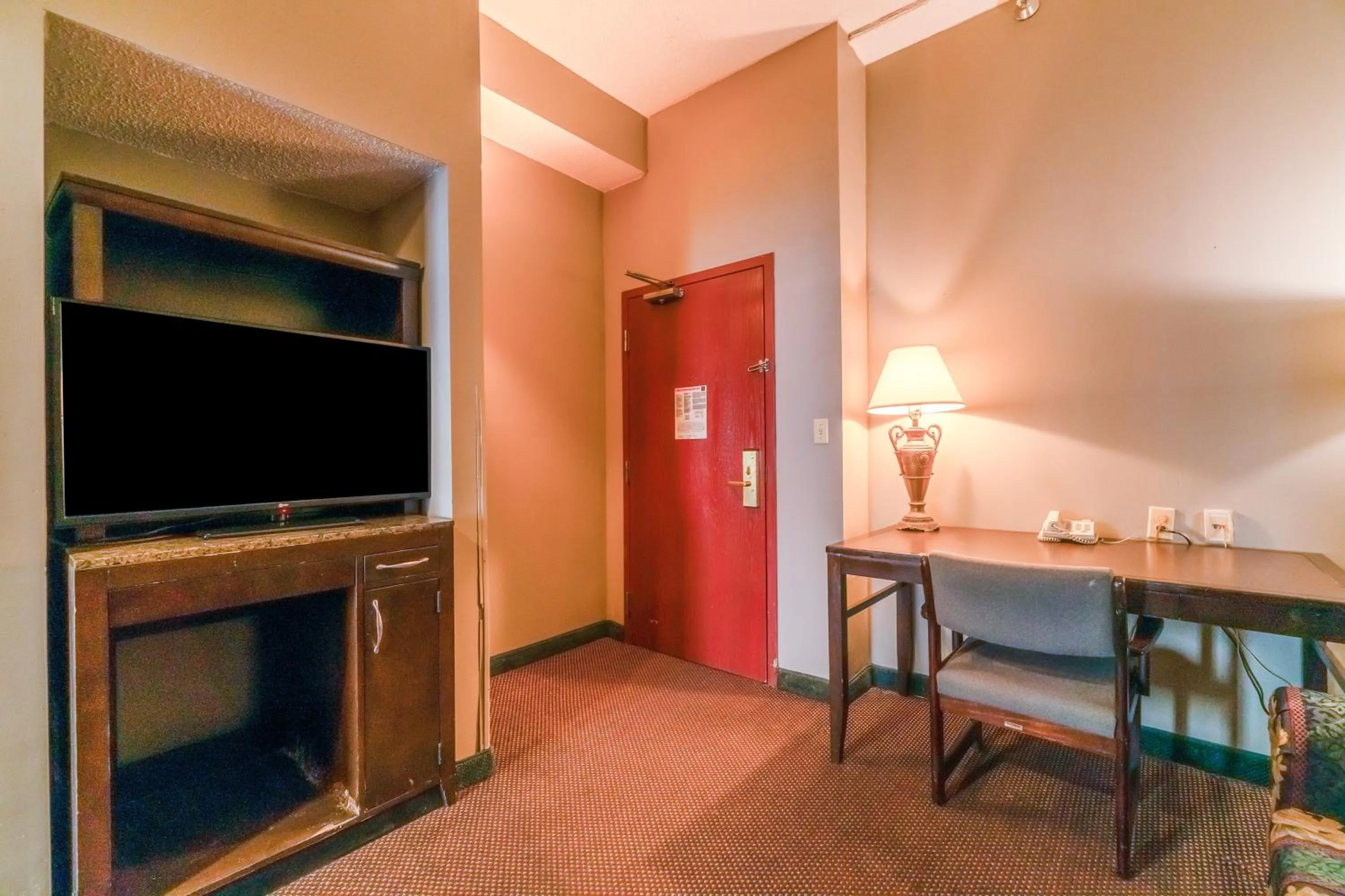 TV and multimedia in Ark Suites By OYO Jonesboro I-555